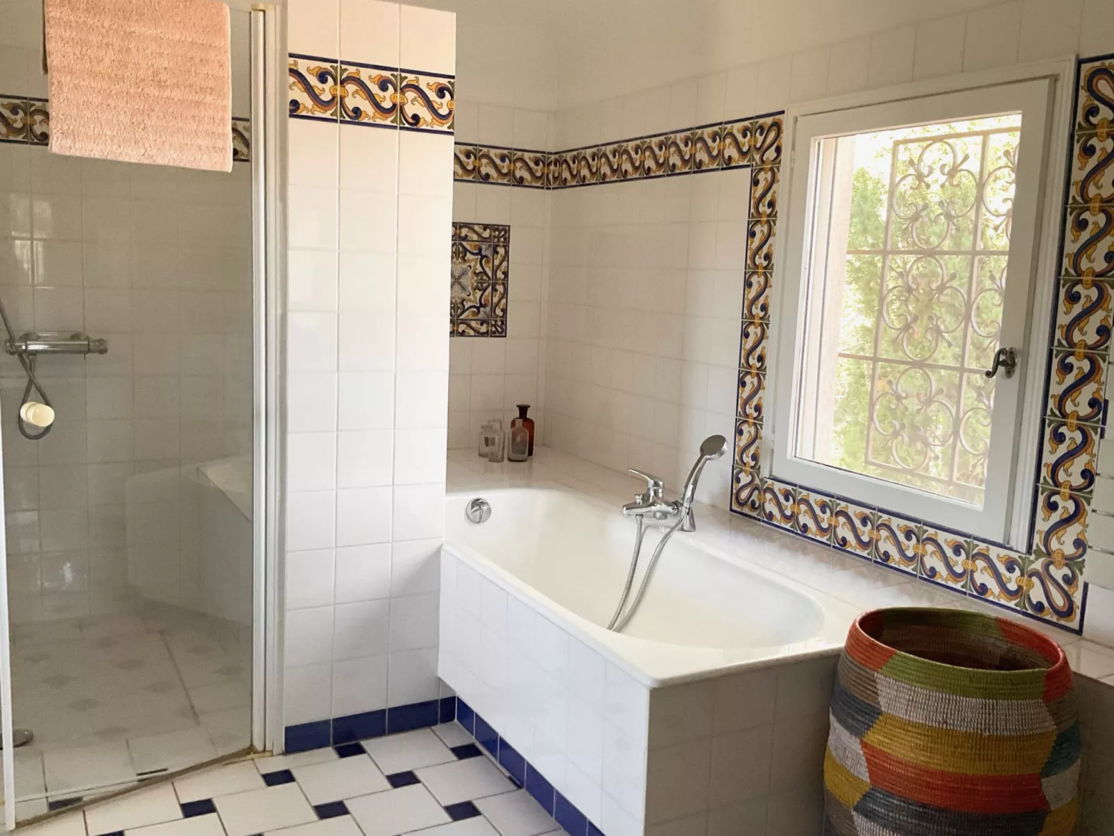 LA CADENIERE - Binnen