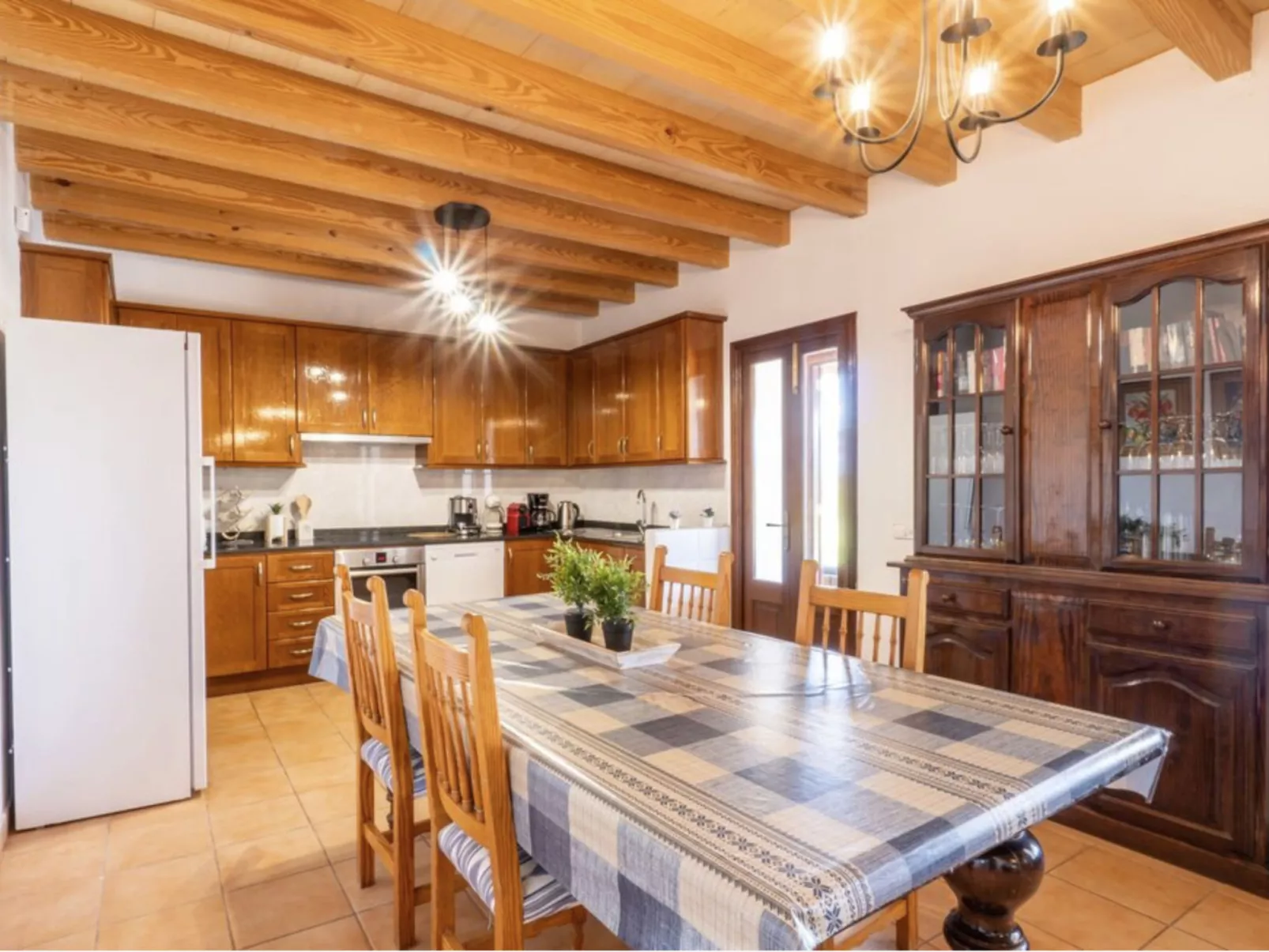 VILLA LORENZO MANACOR by PriorityVillas - Binnen