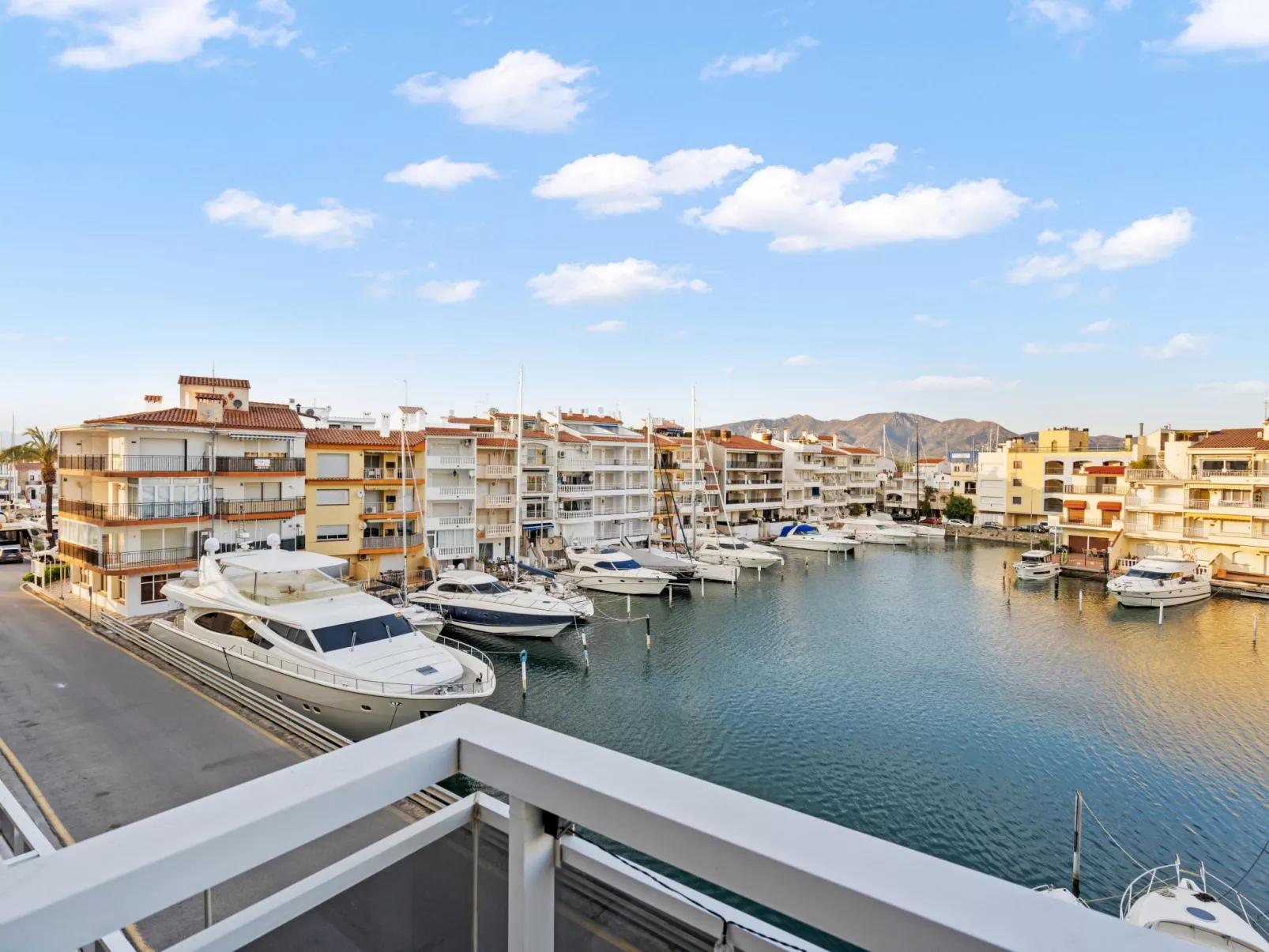 WELCS APARTAMENTO 055 EMP con terraza y vistas - Buiten