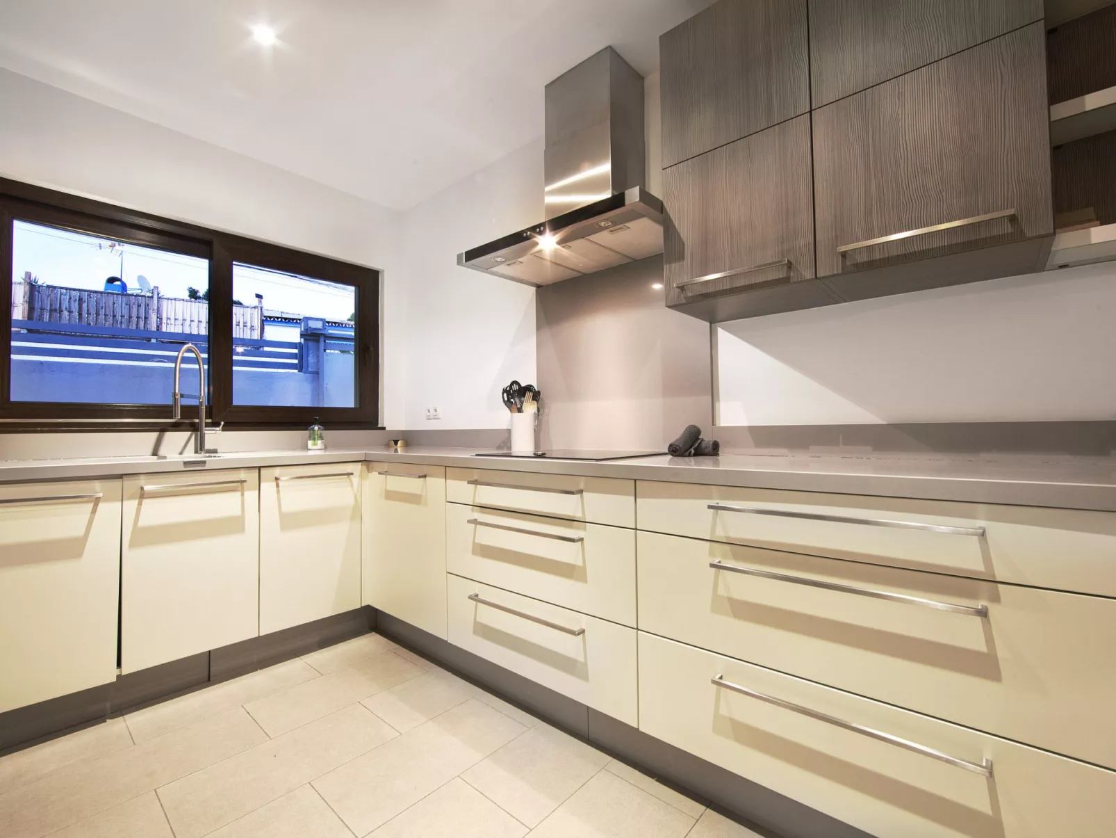 Modern Villa close to Costabella beach - Binnen