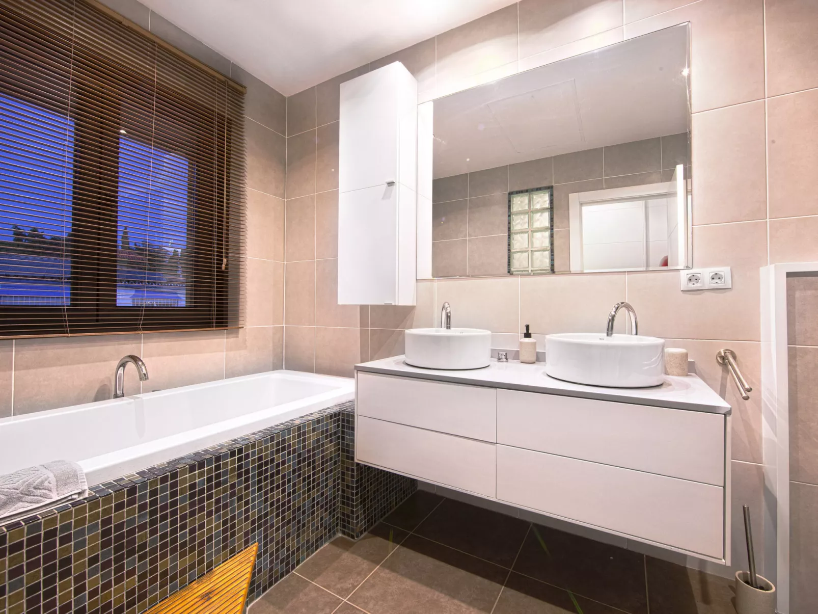 Modern Villa close to Costabella beach - Binnen