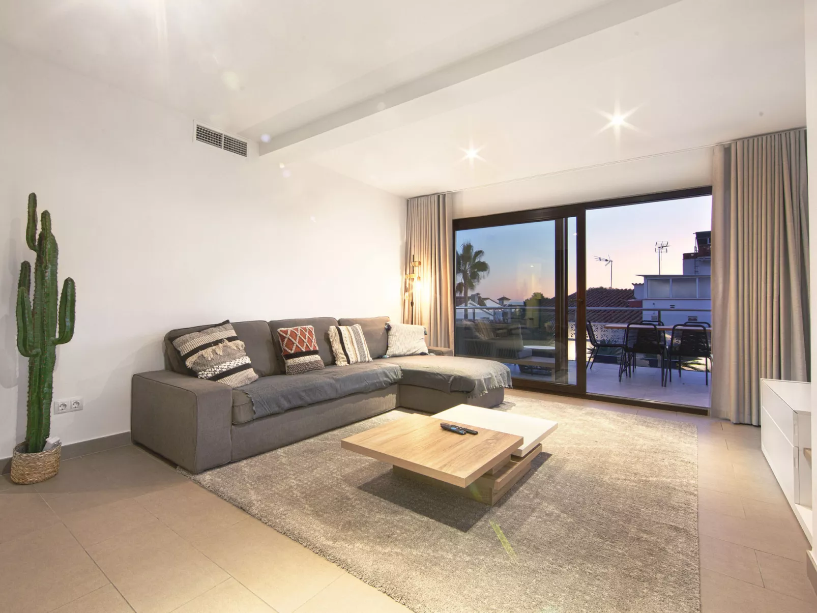 Modern Villa close to Costabella beach - Binnen