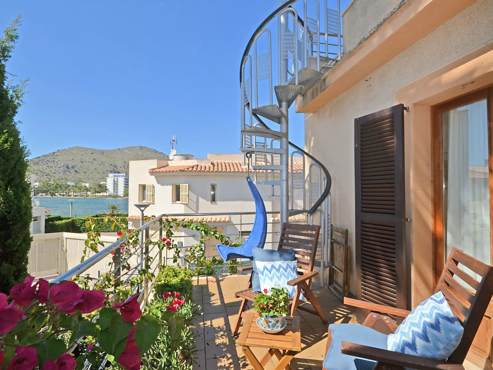 Amparo Luca - Buiten