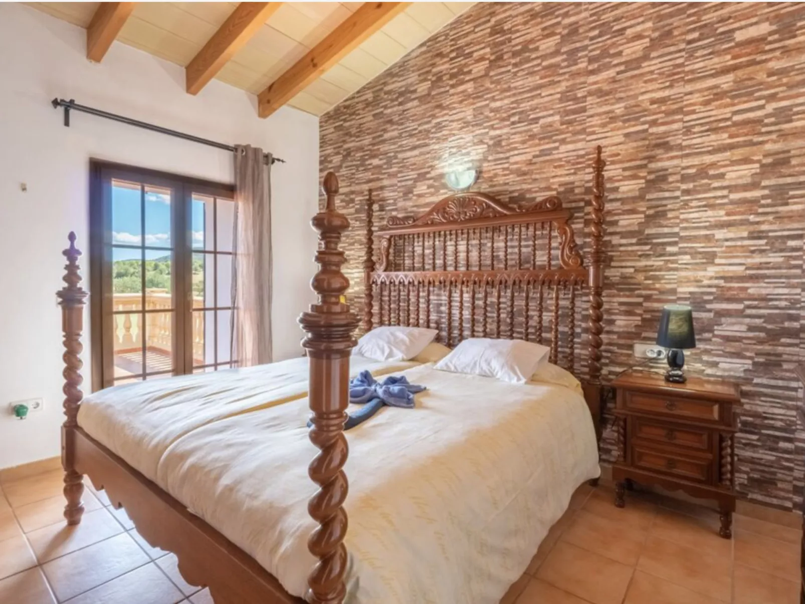 VILLA LORENZO MANACOR by PriorityVillas - Binnen