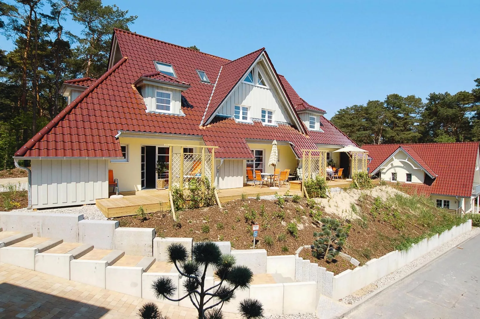 Dünenwaldhaus Rechts-Buitenkant zomer