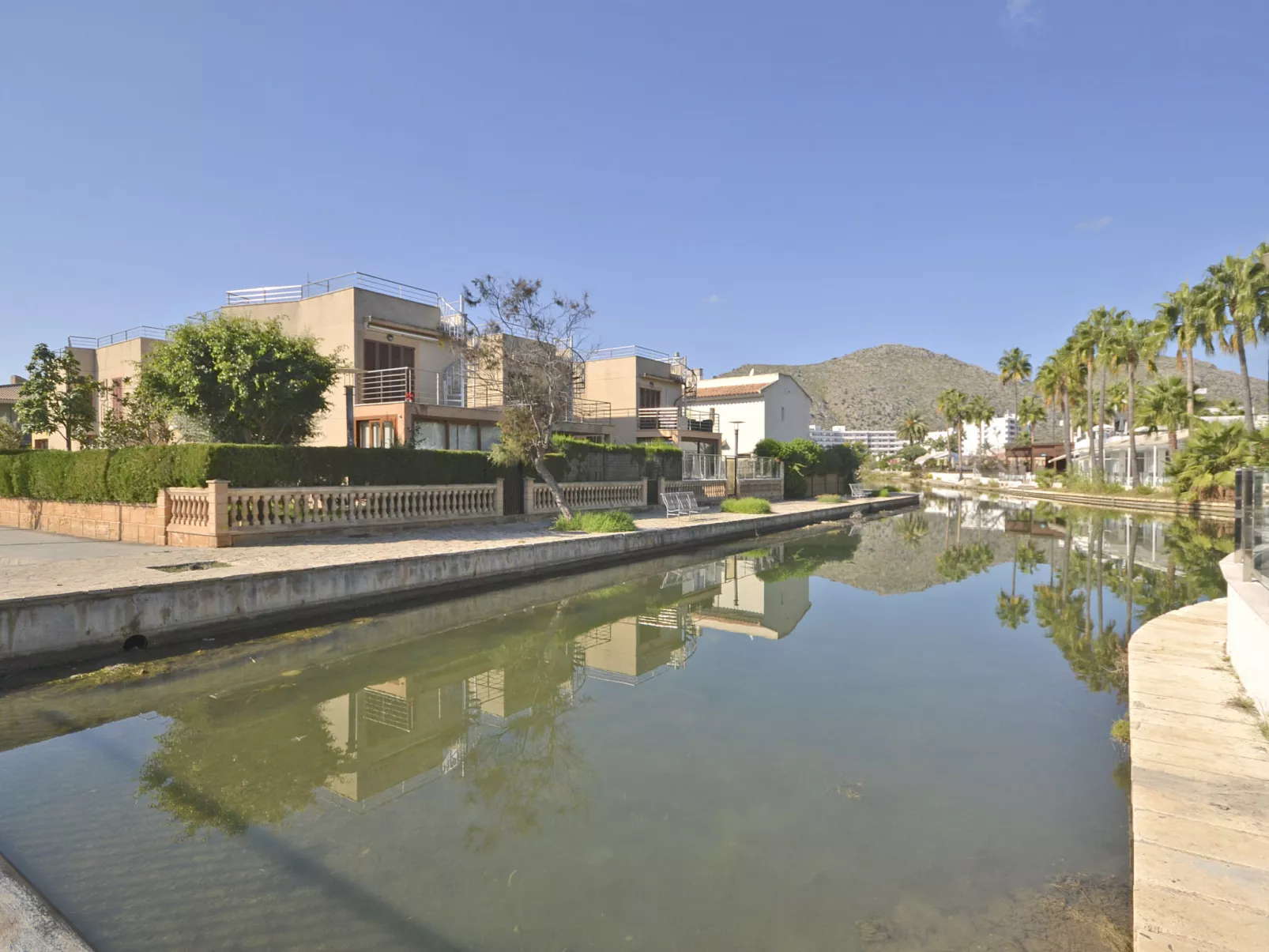 Amparo Luca - Buiten