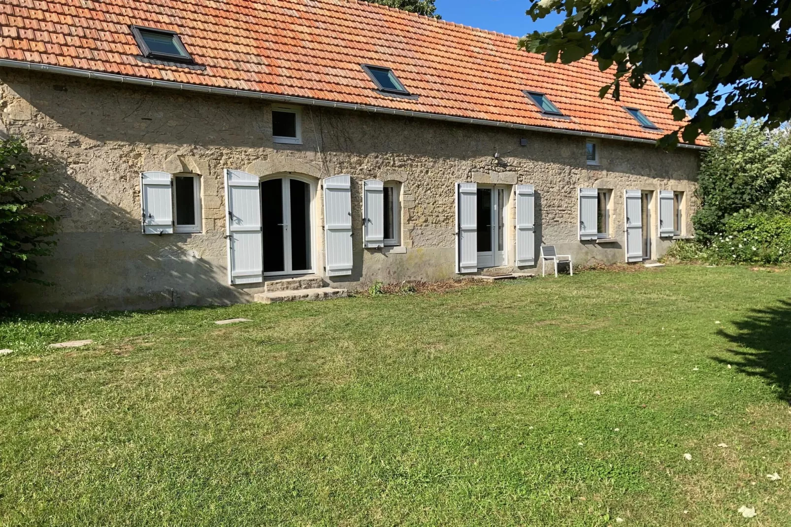 MAISON VIROLE-Buitenkant zomer