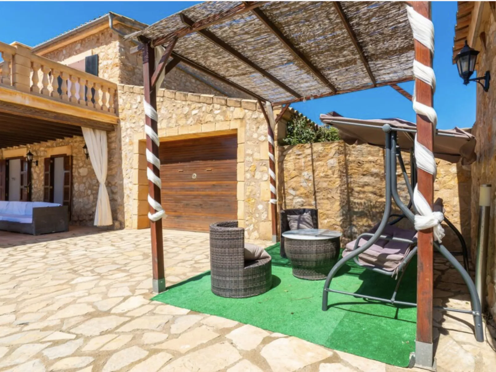 VILLA LORENZO MANACOR by PriorityVillas - Binnen