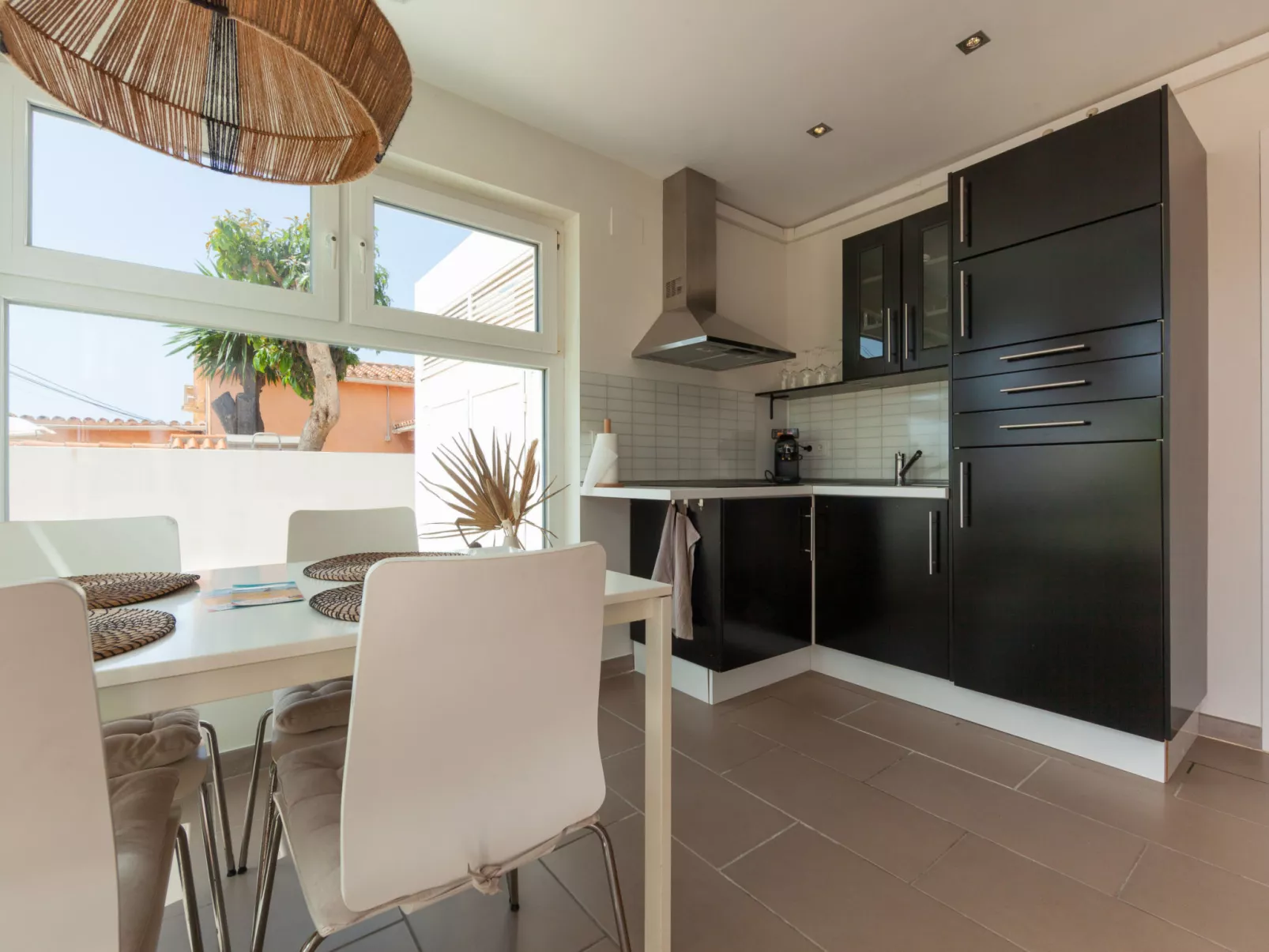 Villa Madrugada, beachside villa in Costabella - Binnen