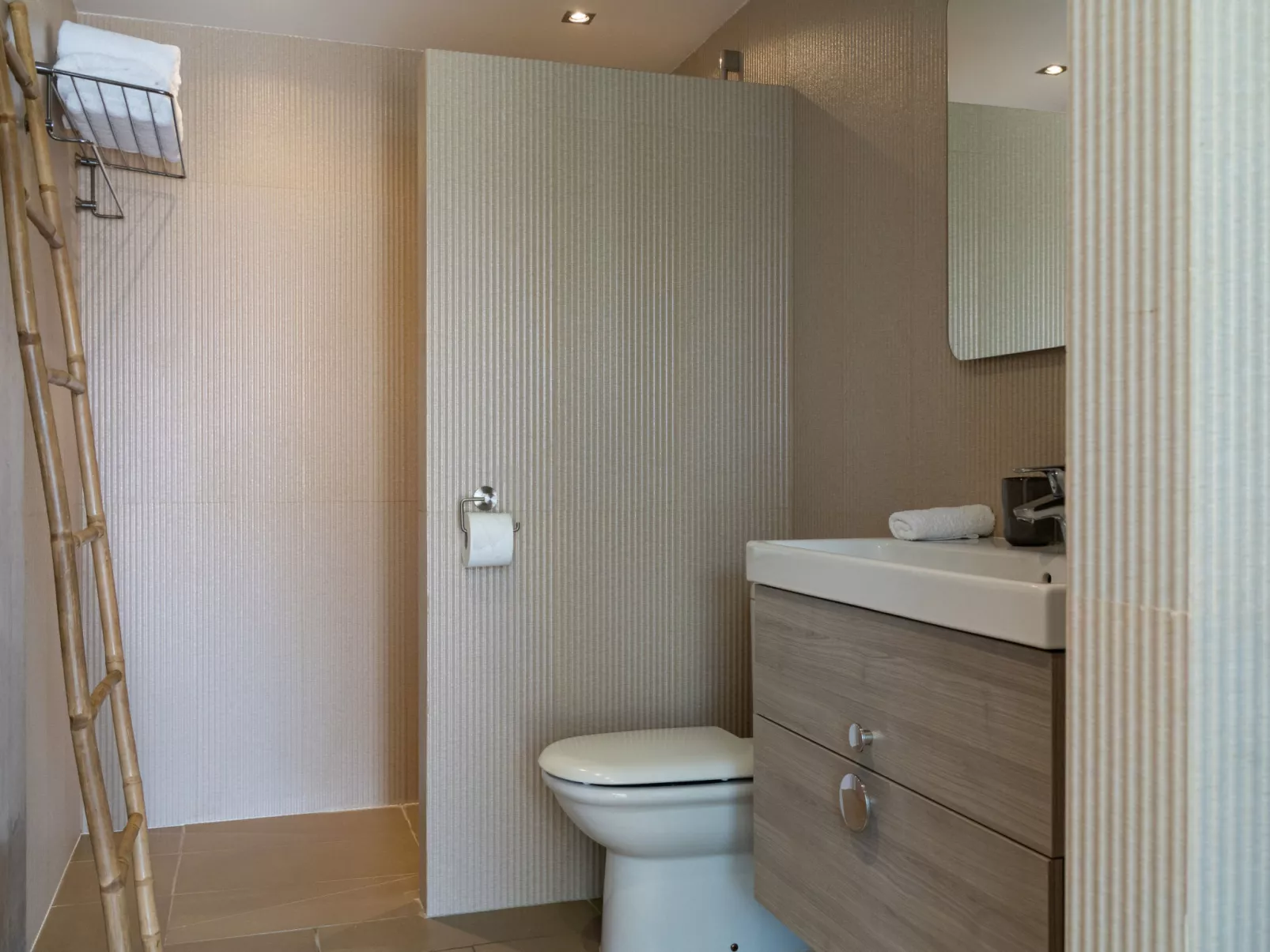 Villa Madrugada, beachside villa in Costabella - Binnen