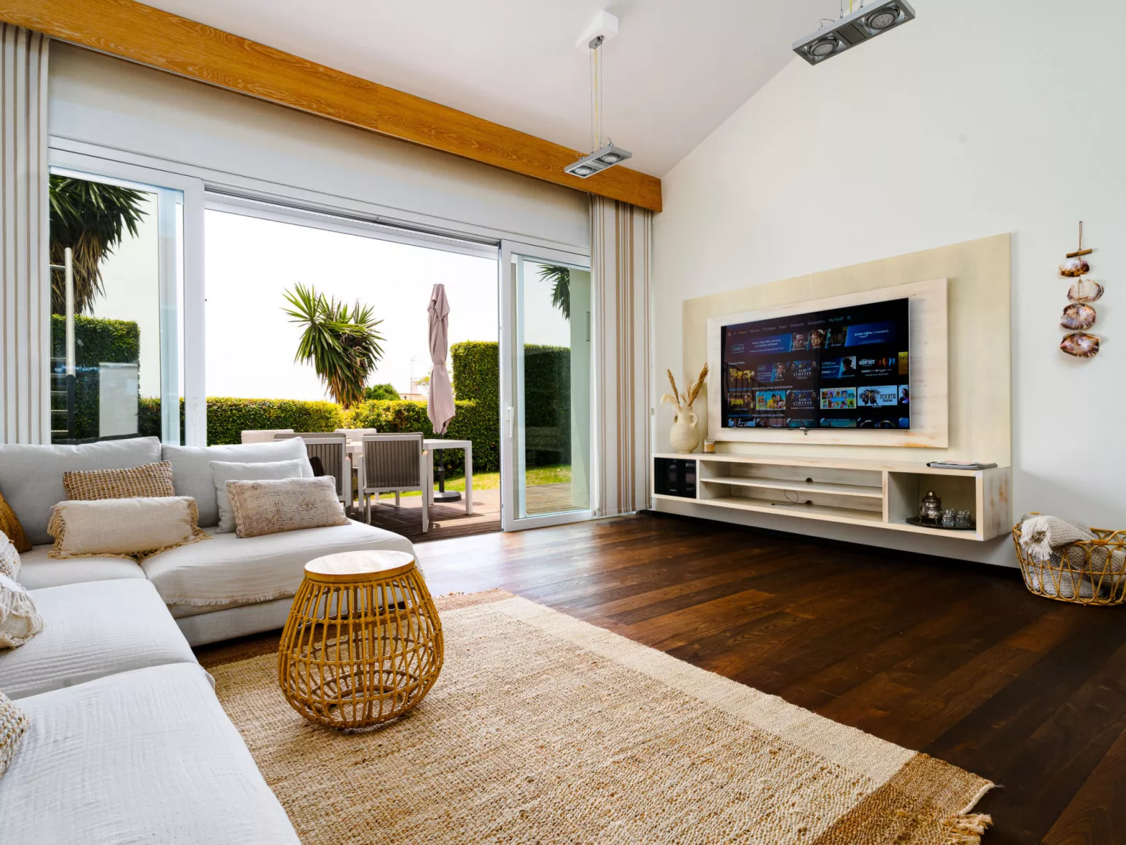 Villa Madrugada, beachside villa in Costabella - Binnen
