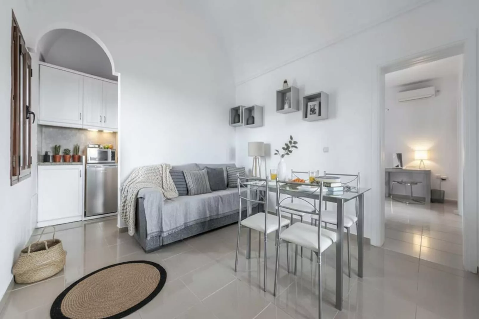 Stylish Santorini Residence with Endless Sea Views - Woonkamer