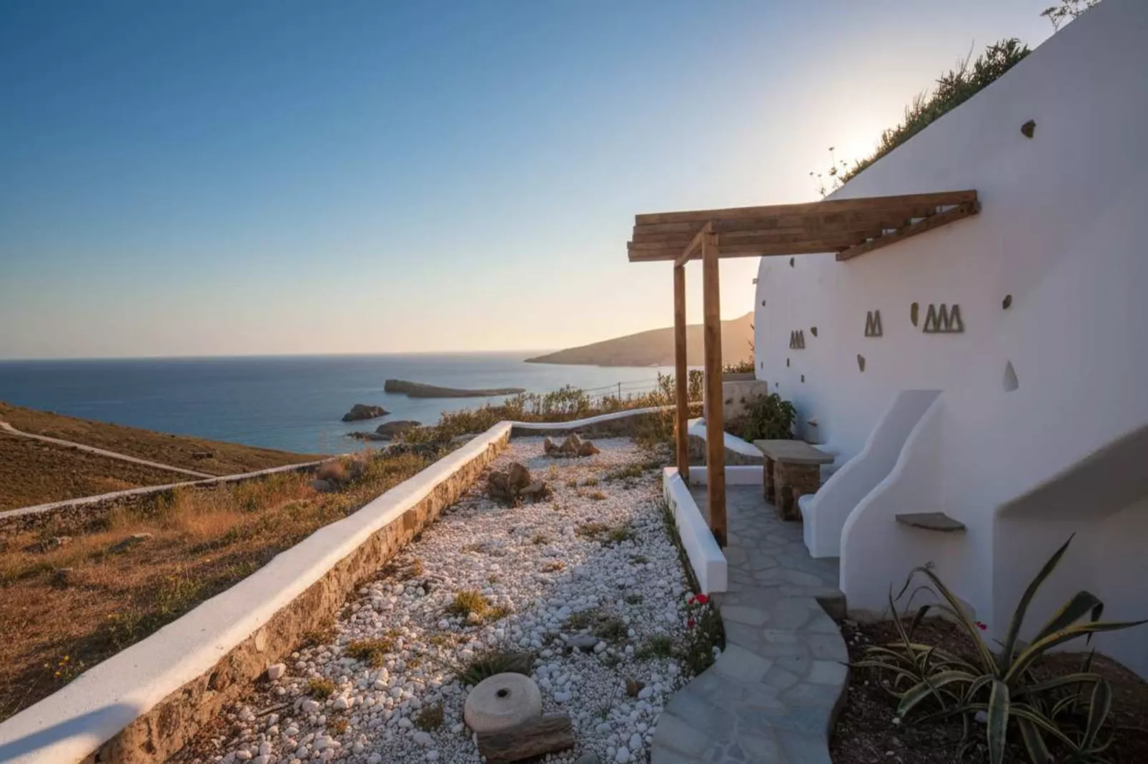 Scenic Agios Sostis Retreat with Sea Views - Buitenkant zomer