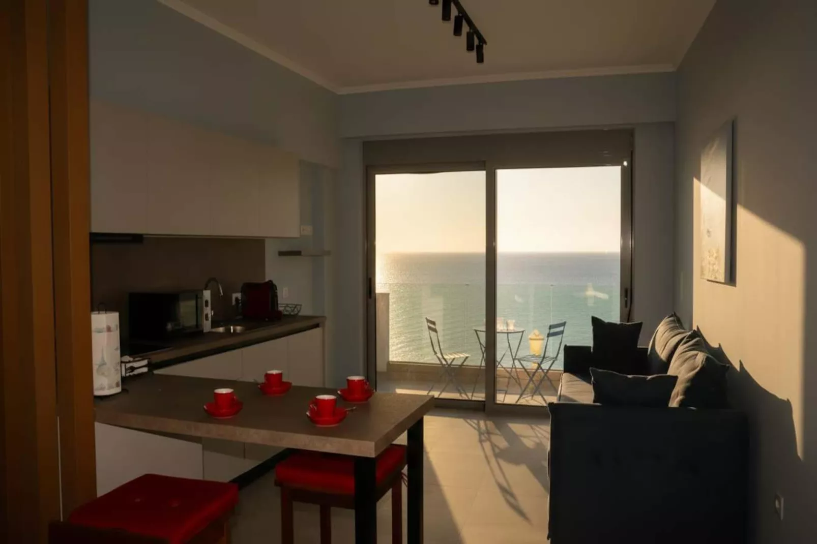 Coastal Modern Studio in Charaki Facing the Sea - Woonkamer