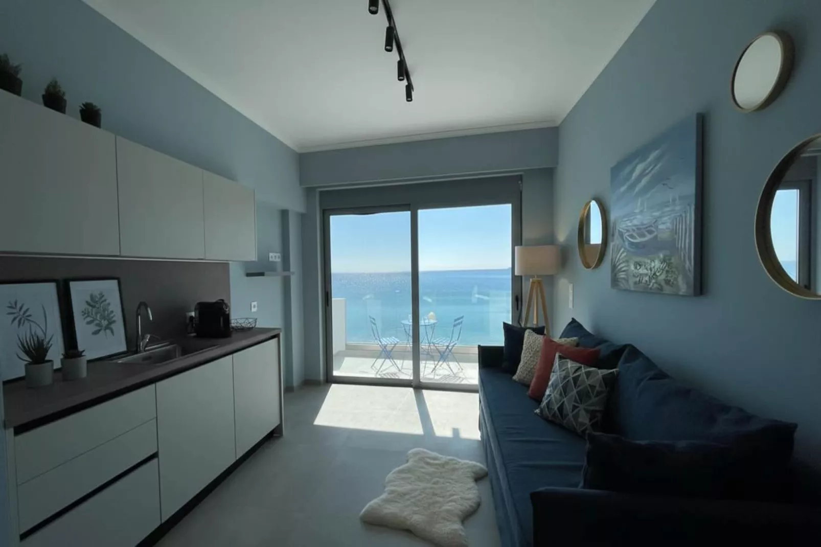 Premium Modern Charaki Studio w Beautiful Sea View - Woonkamer