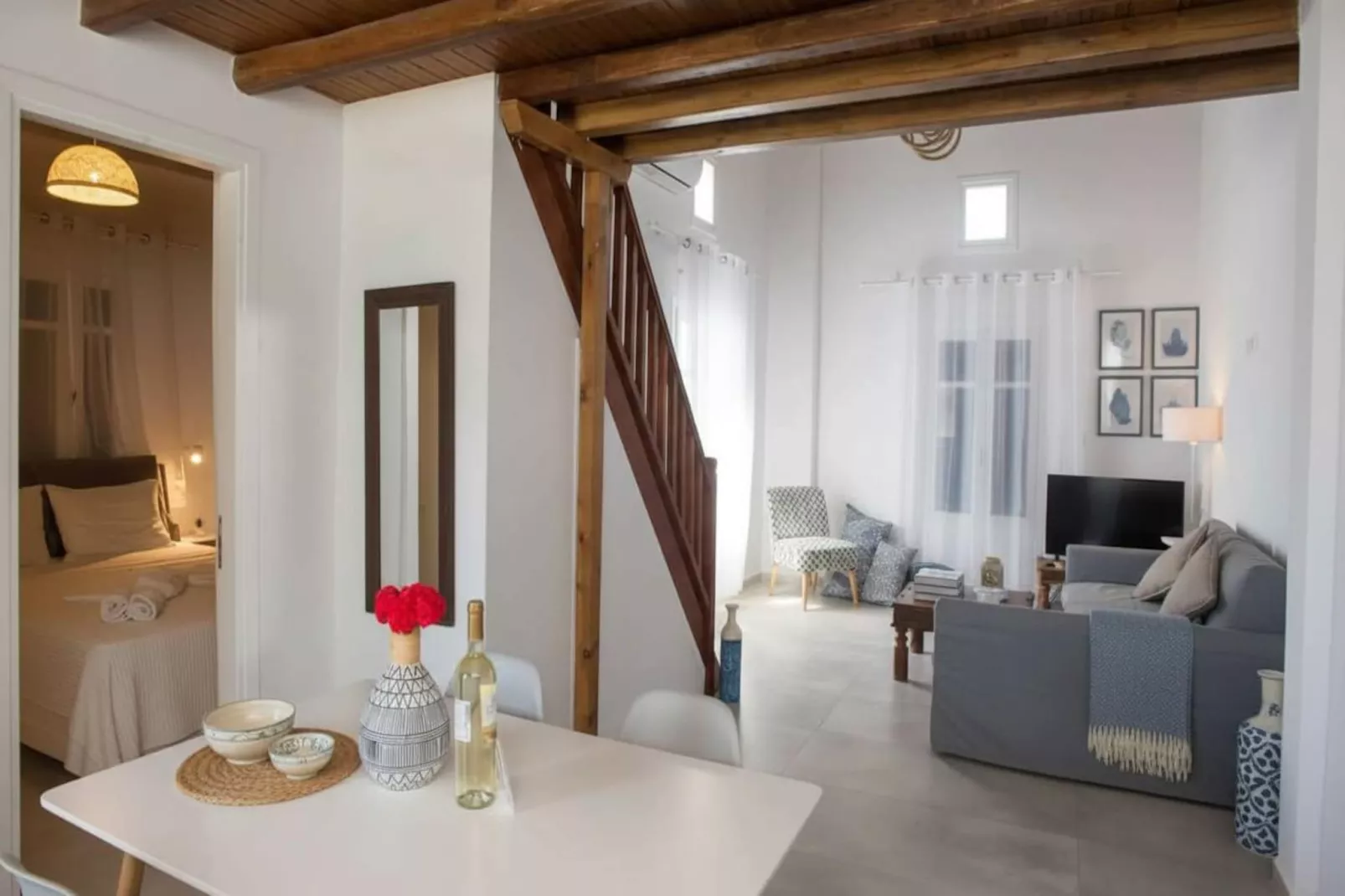 Ornos Elegant 2 Bd House with Shared Pool - Woonkamer