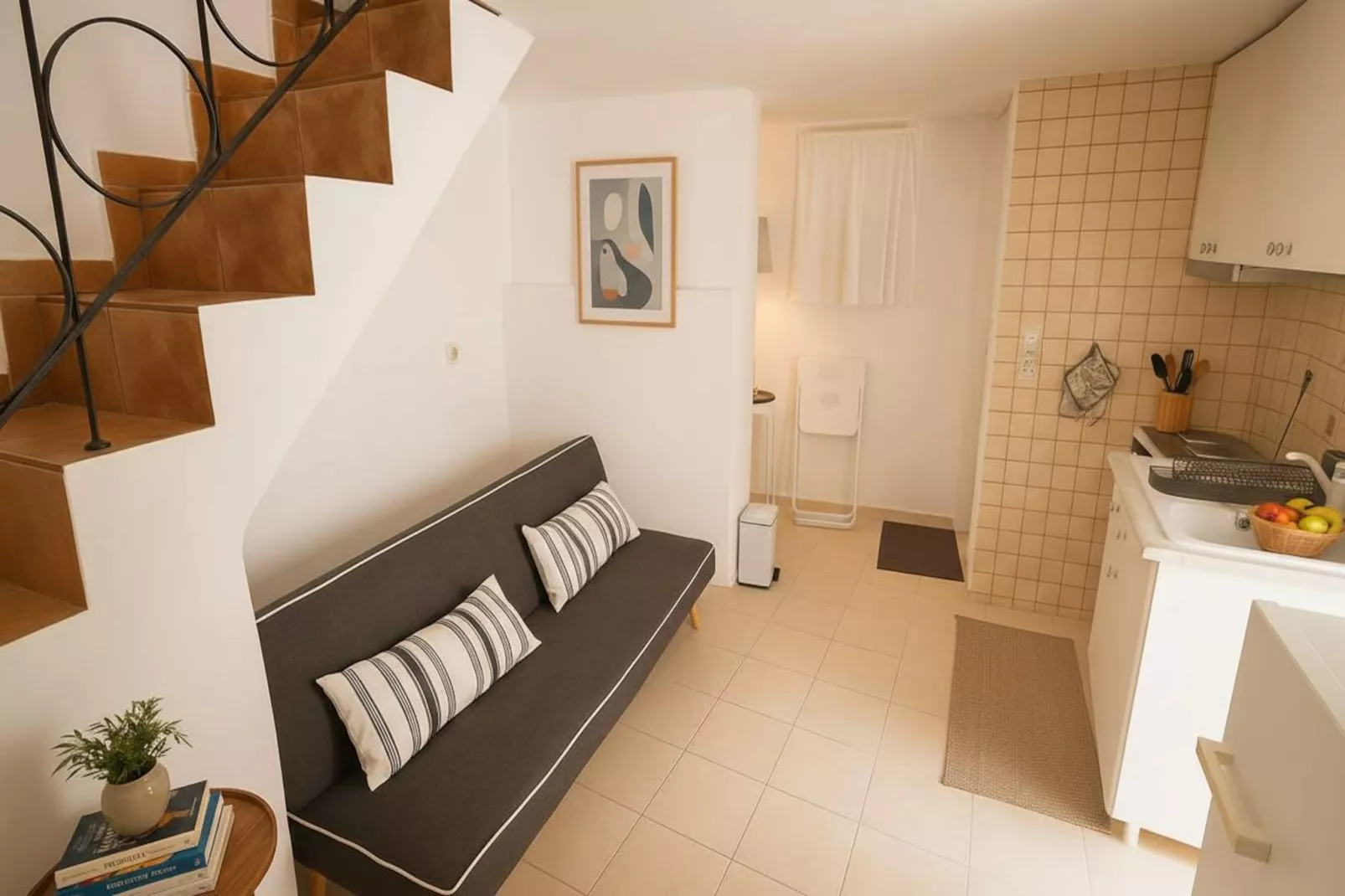 Picturesque Paros White House with Balcony Views - Woonkamer