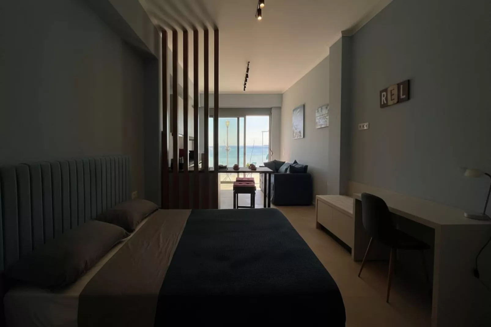 Coastal Modern Studio in Charaki Facing the Sea - Slaapkamer