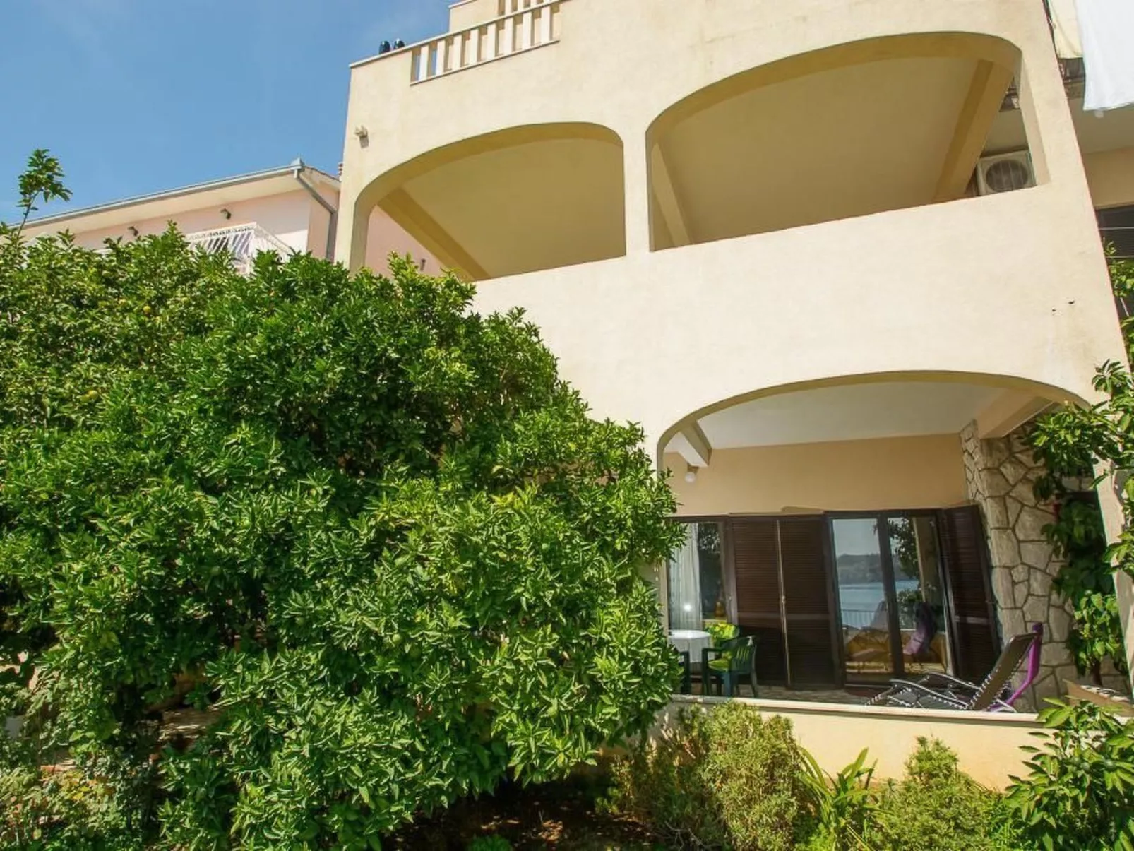 Strandnahe Ferienwohnung Jure mit großer Terrasse - Buiten