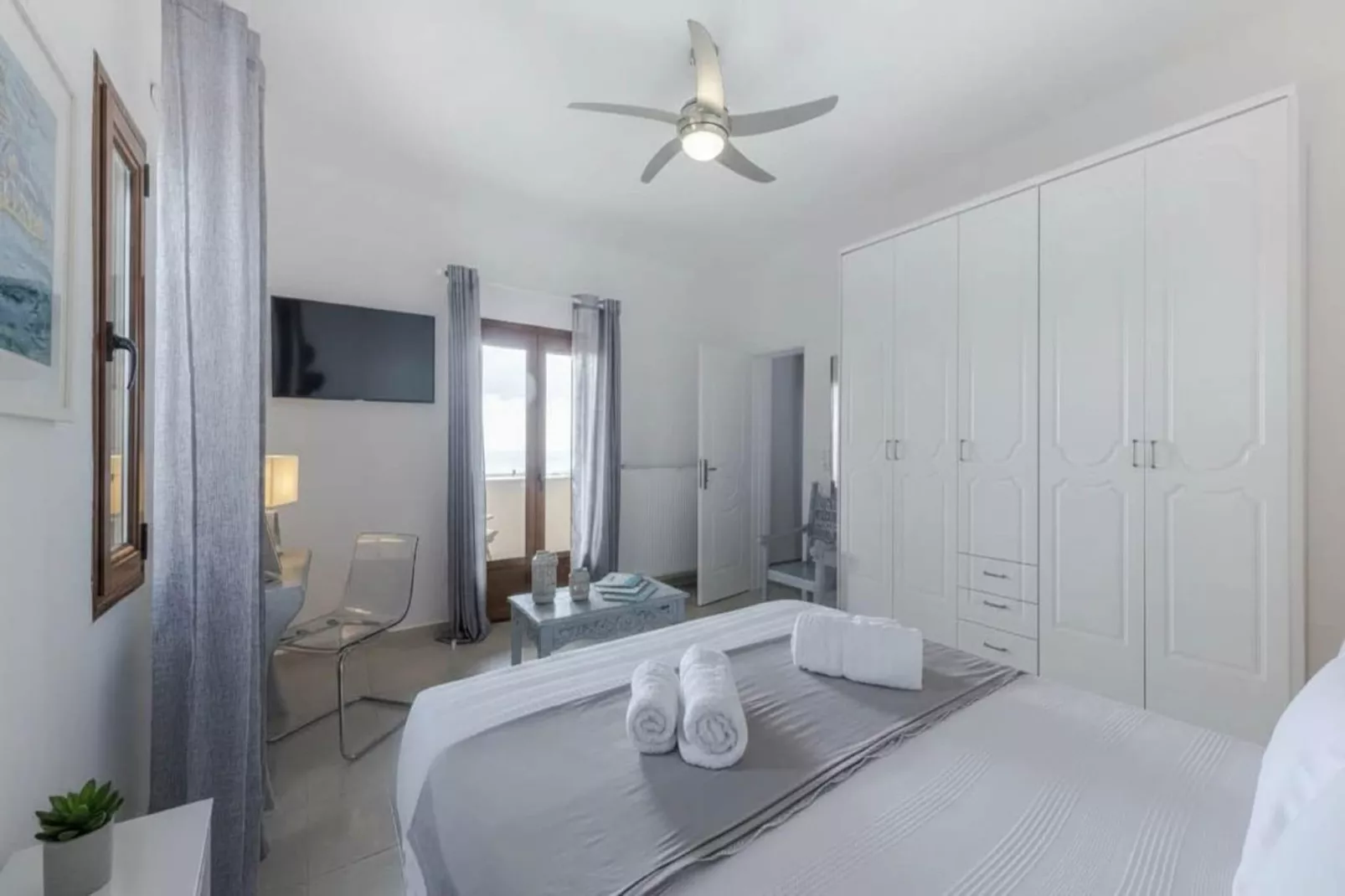 Stylish Santorini Residence with Endless Sea Views - Slaapkamer