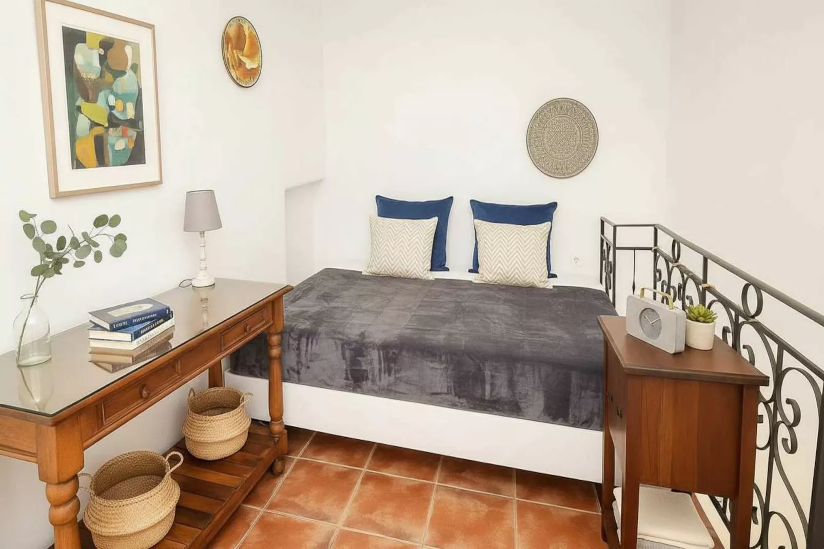 Picturesque Paros White House with Balcony Views - Slaapkamer