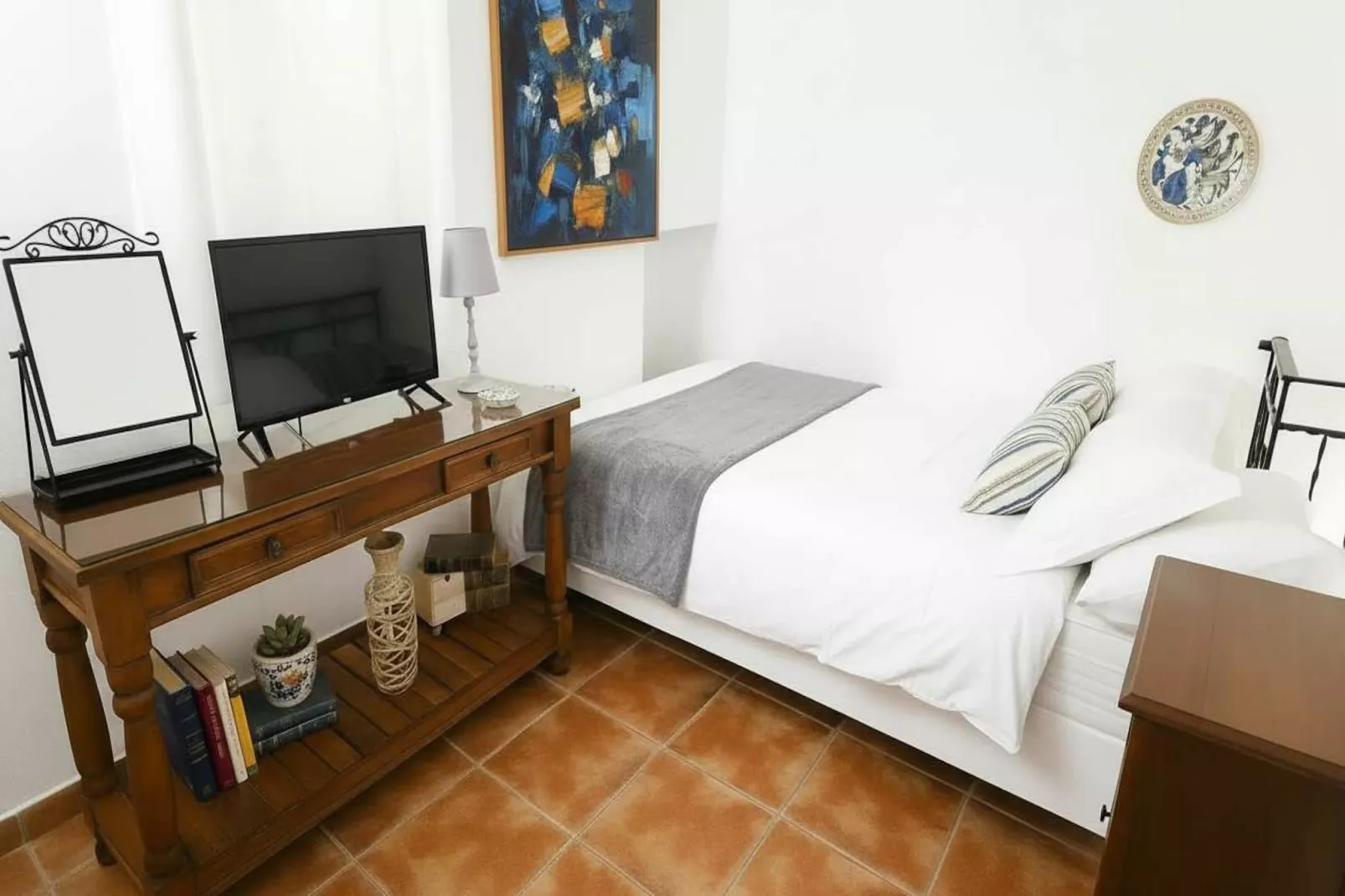 Picturesque Paros White House with Balcony Views - Slaapkamer