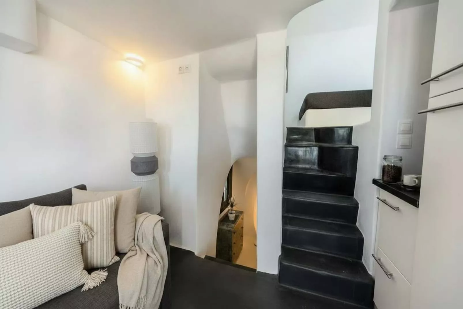 Poseidon’s Water Escape Santorini Rooftop Jacuzzi - Overloop