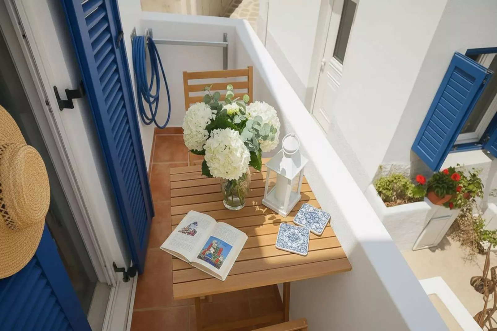 Picturesque Paros White House with Balcony Views - Terrasbalkon