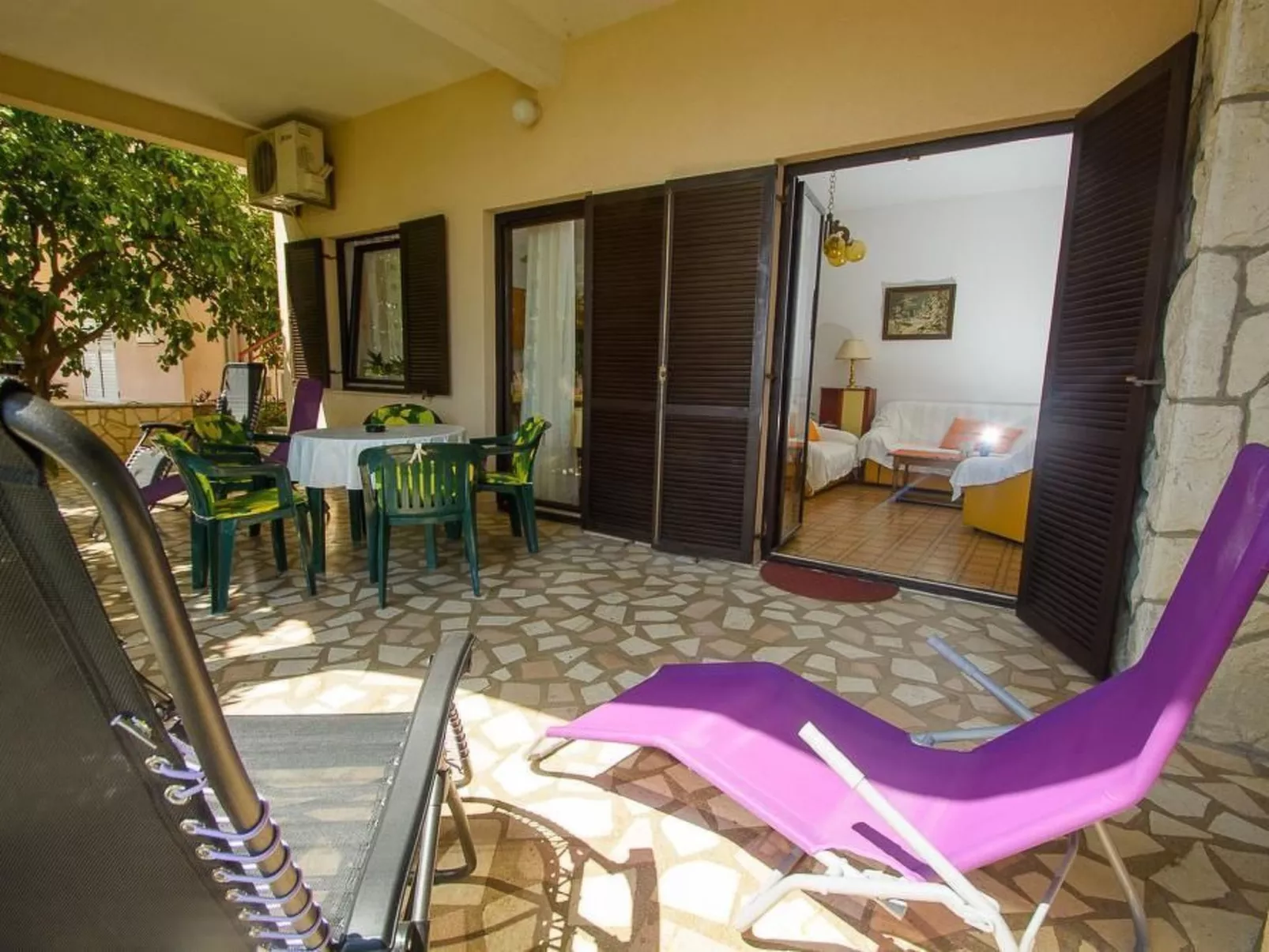 Strandnahe Ferienwohnung Jure mit großer Terrasse - Binnen