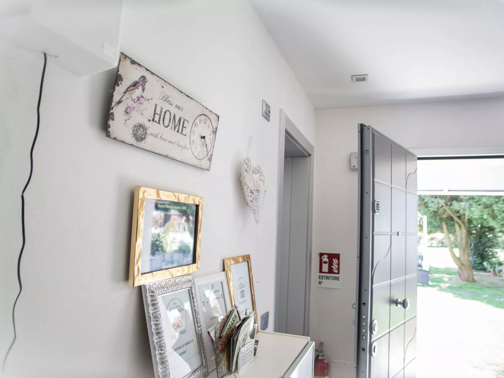 Halterung mit Wallbox - Buiten