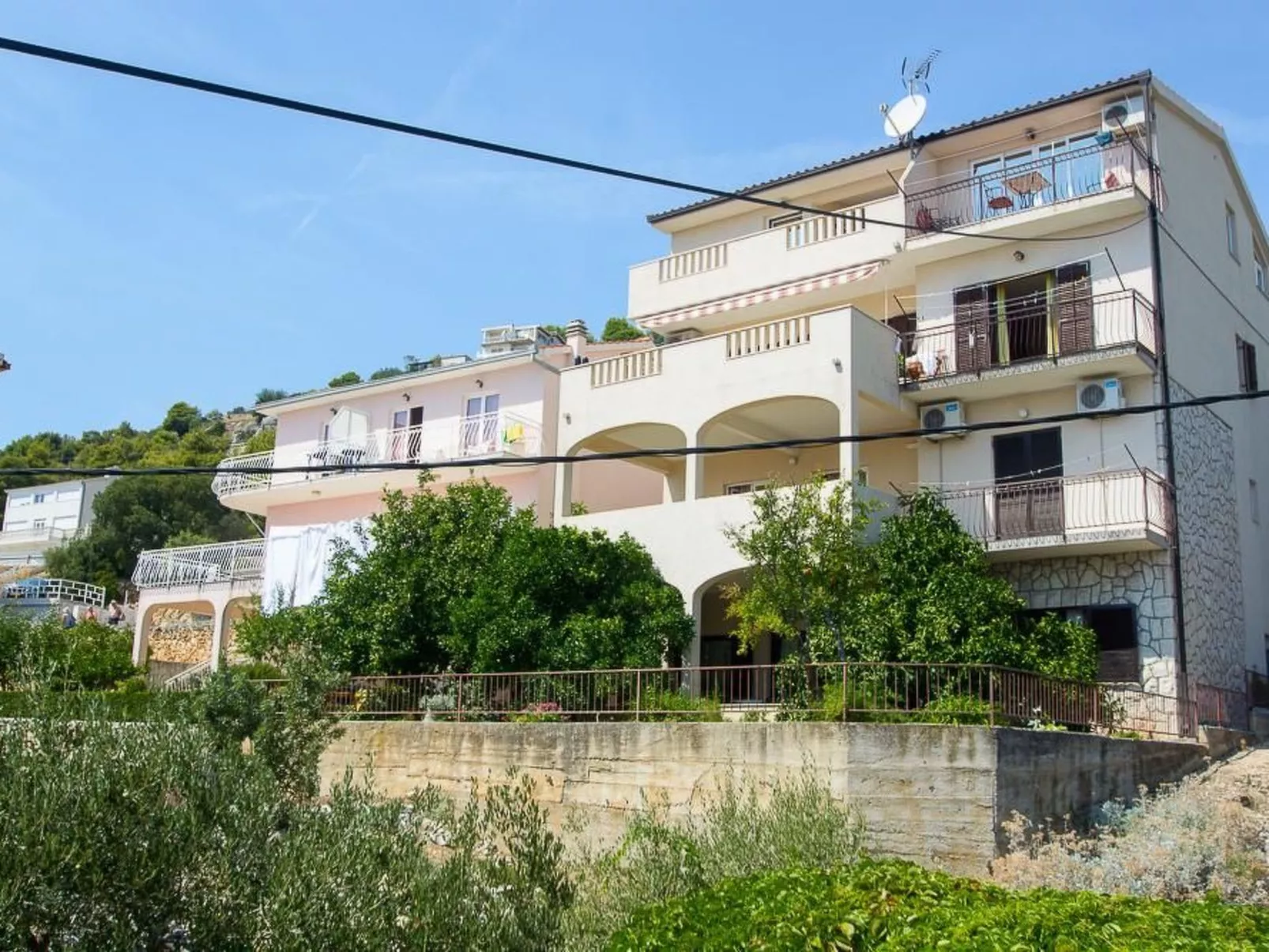 Strandnahe Ferienwohnung Jure mit großer Terrasse - Buiten