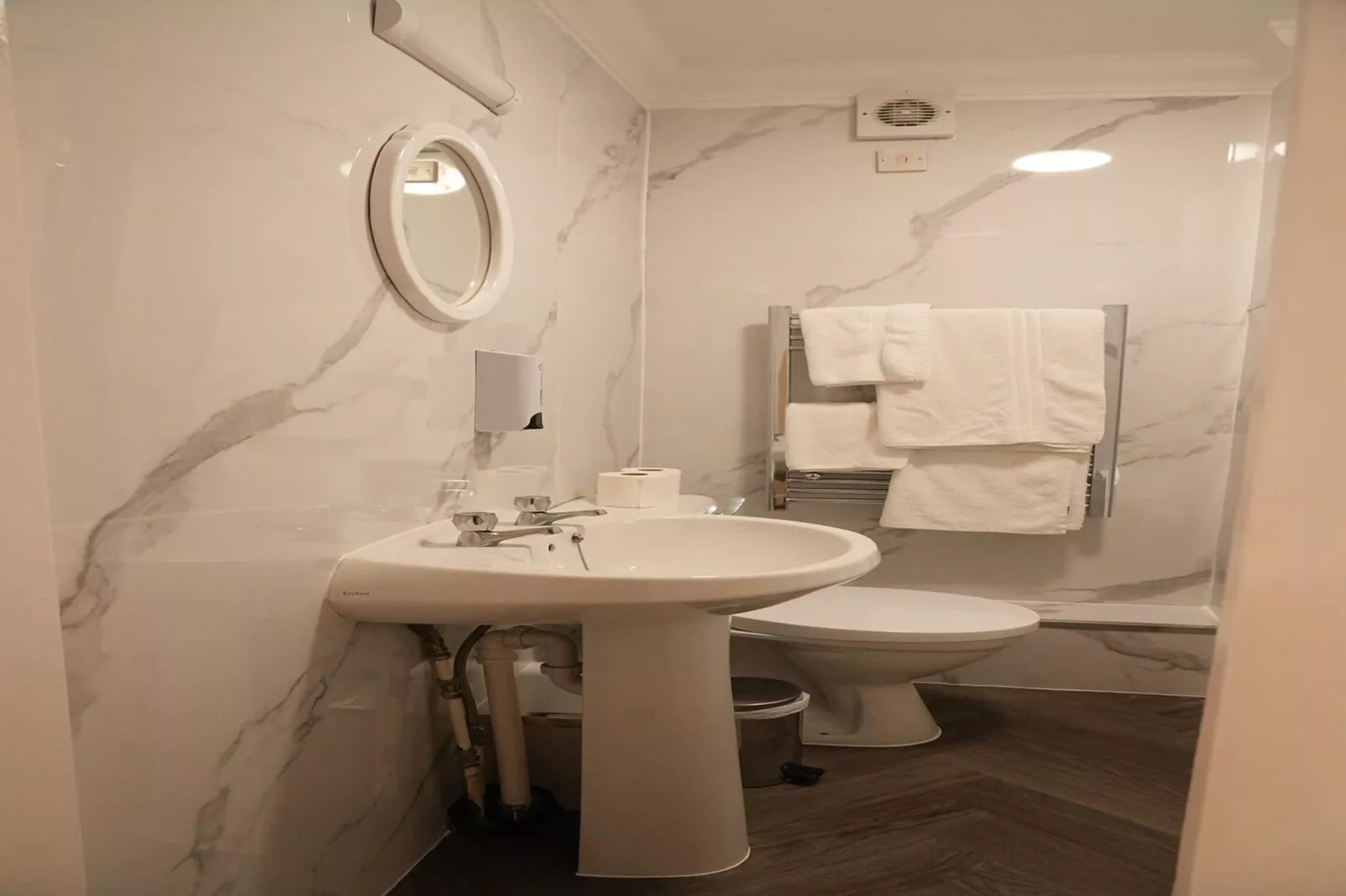 Standard Double Room - Badkamer