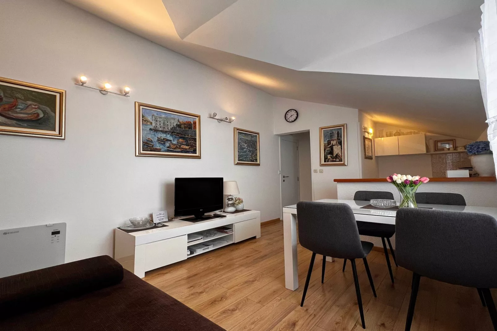 Guest House Kono - One-Bedroom Apartment with Patio and Sea View - Marka Gjaje Street - Woonkamer