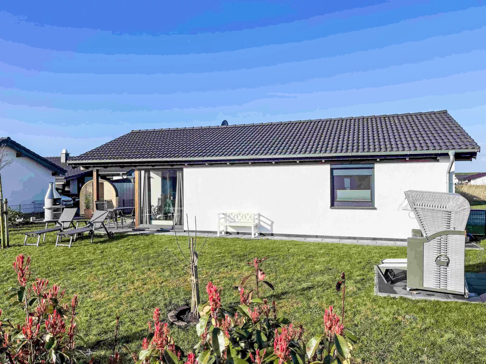 G22 Haus mit Garten, Strandkorb und Grillkamin - Buiten
