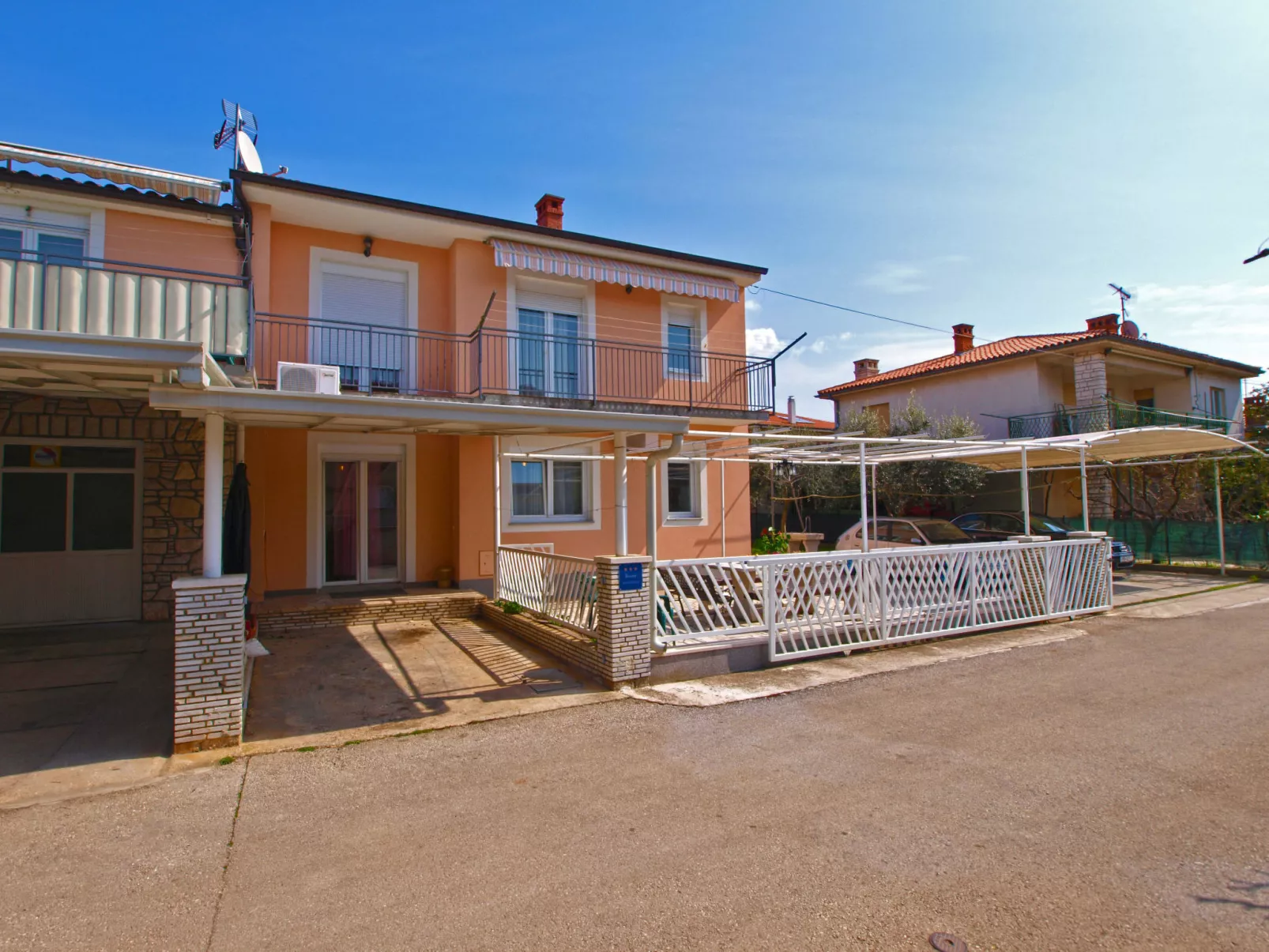 Apartment 1052