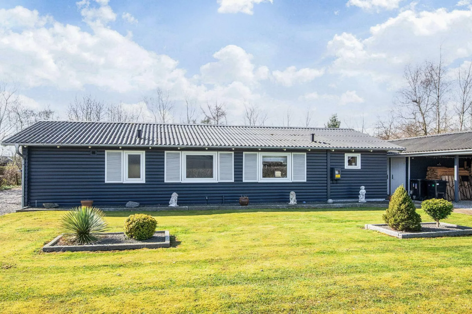 Huis met houtkachel en aanbouw