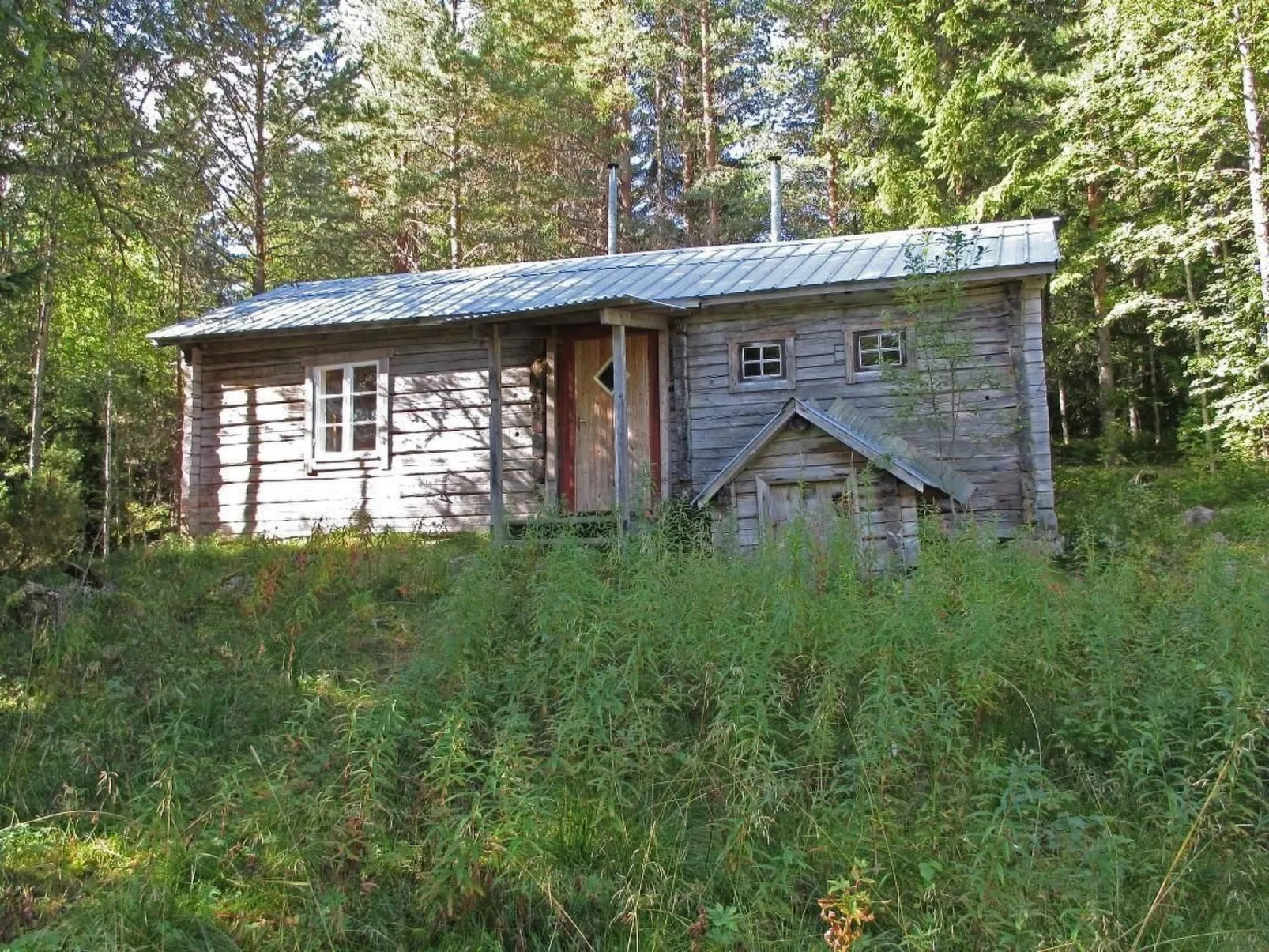 Einfache Holzhütte für das wahre Naturerlebnis am Stausee