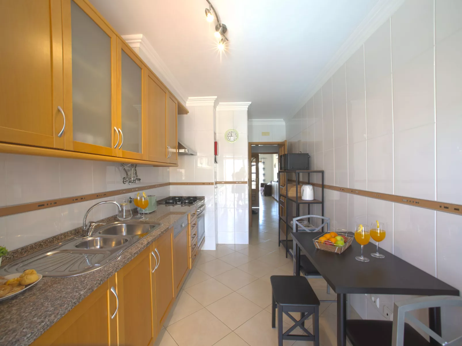 Sunny Beach Retreat-Binnen