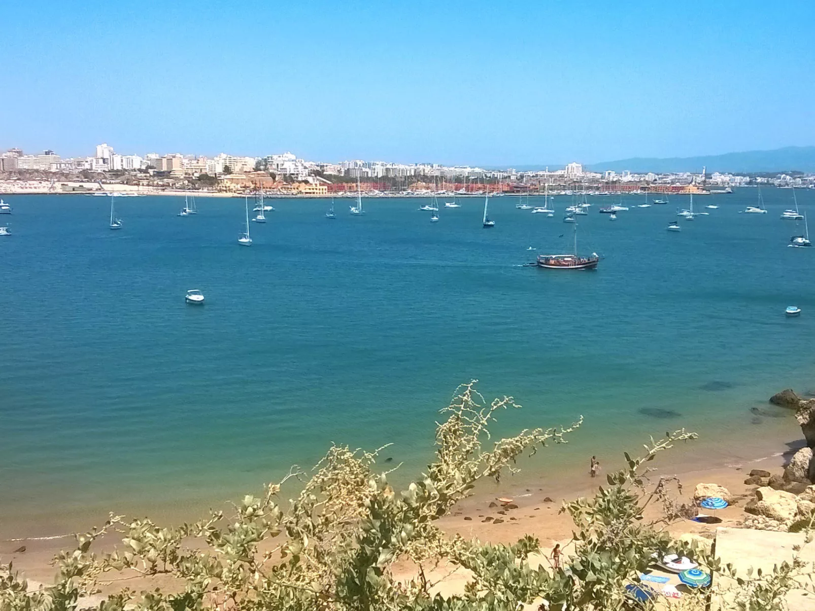 Três castelos praia da rocha-Omgeving