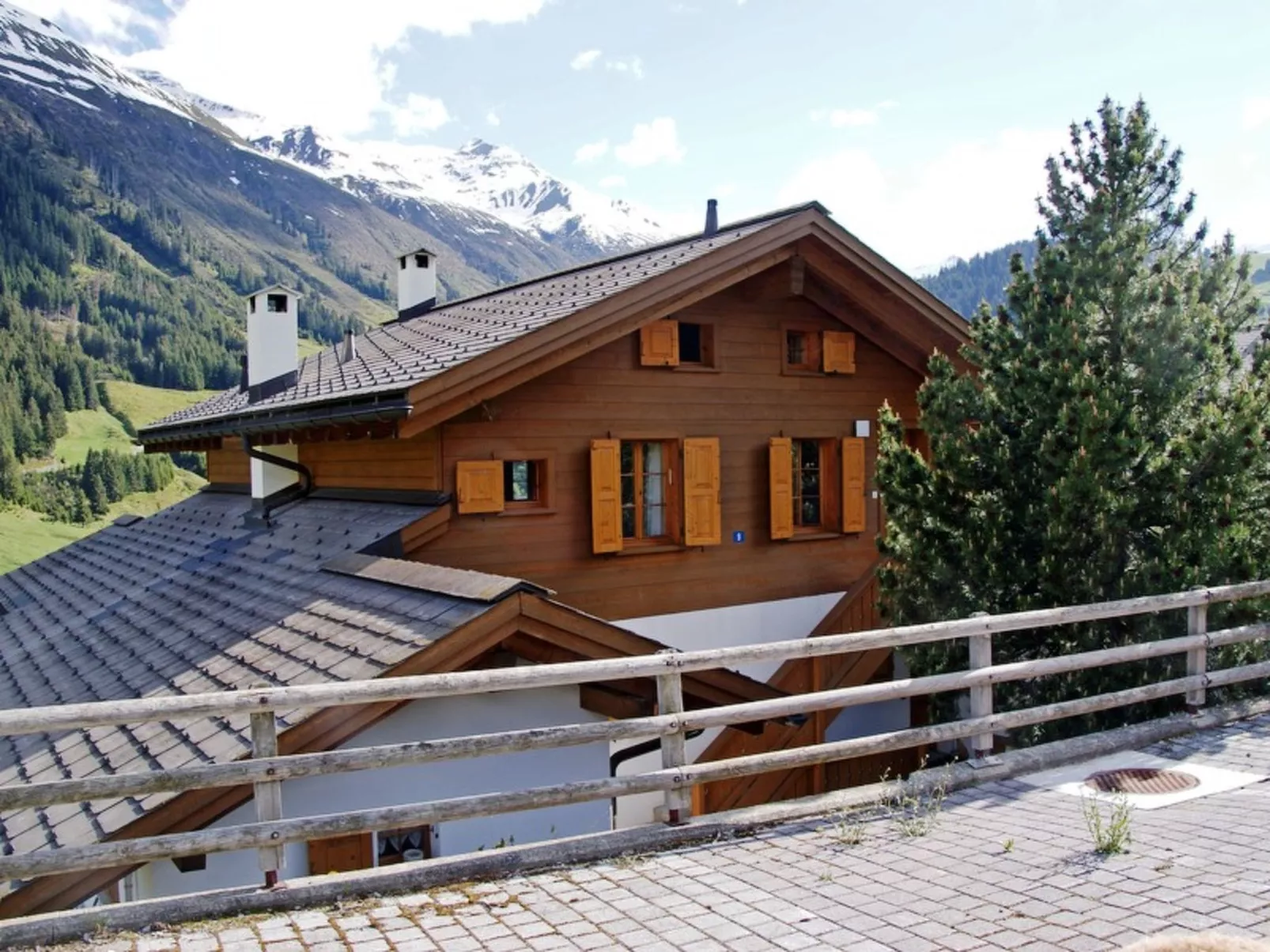 Plaun Pazzola mit Garage Bösch, (Sedrun/Rueras).