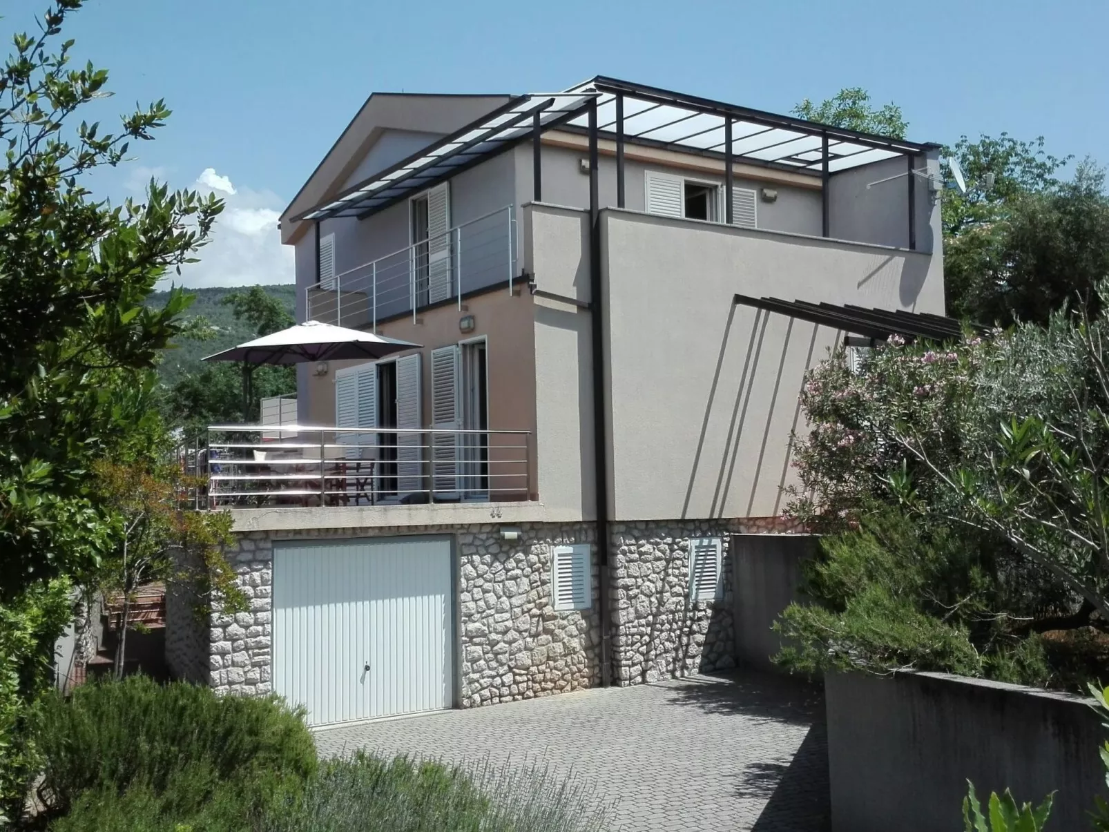 Modern eingerichtete Wohnung mit Meerblick