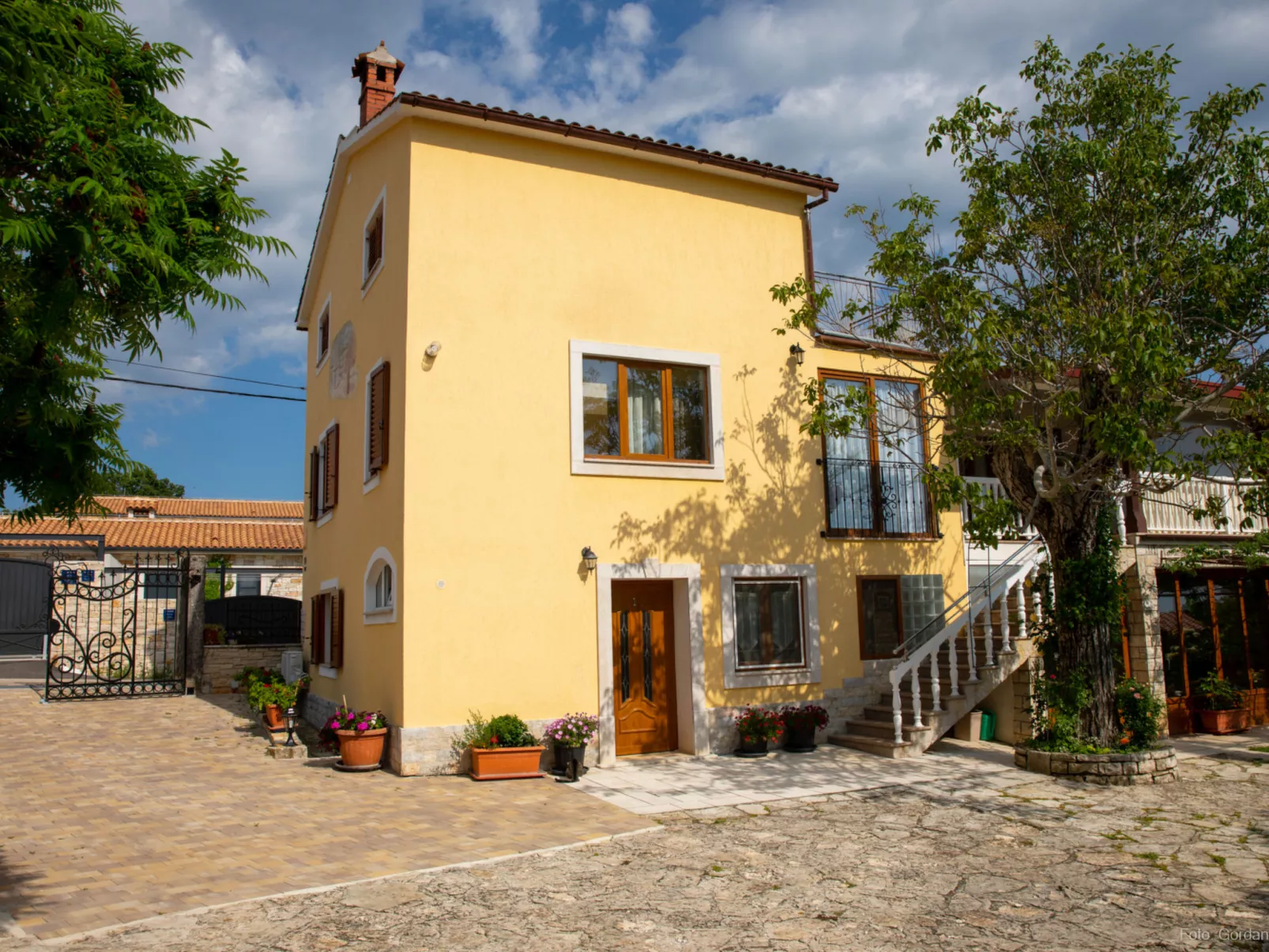 House Barat - Buiten
