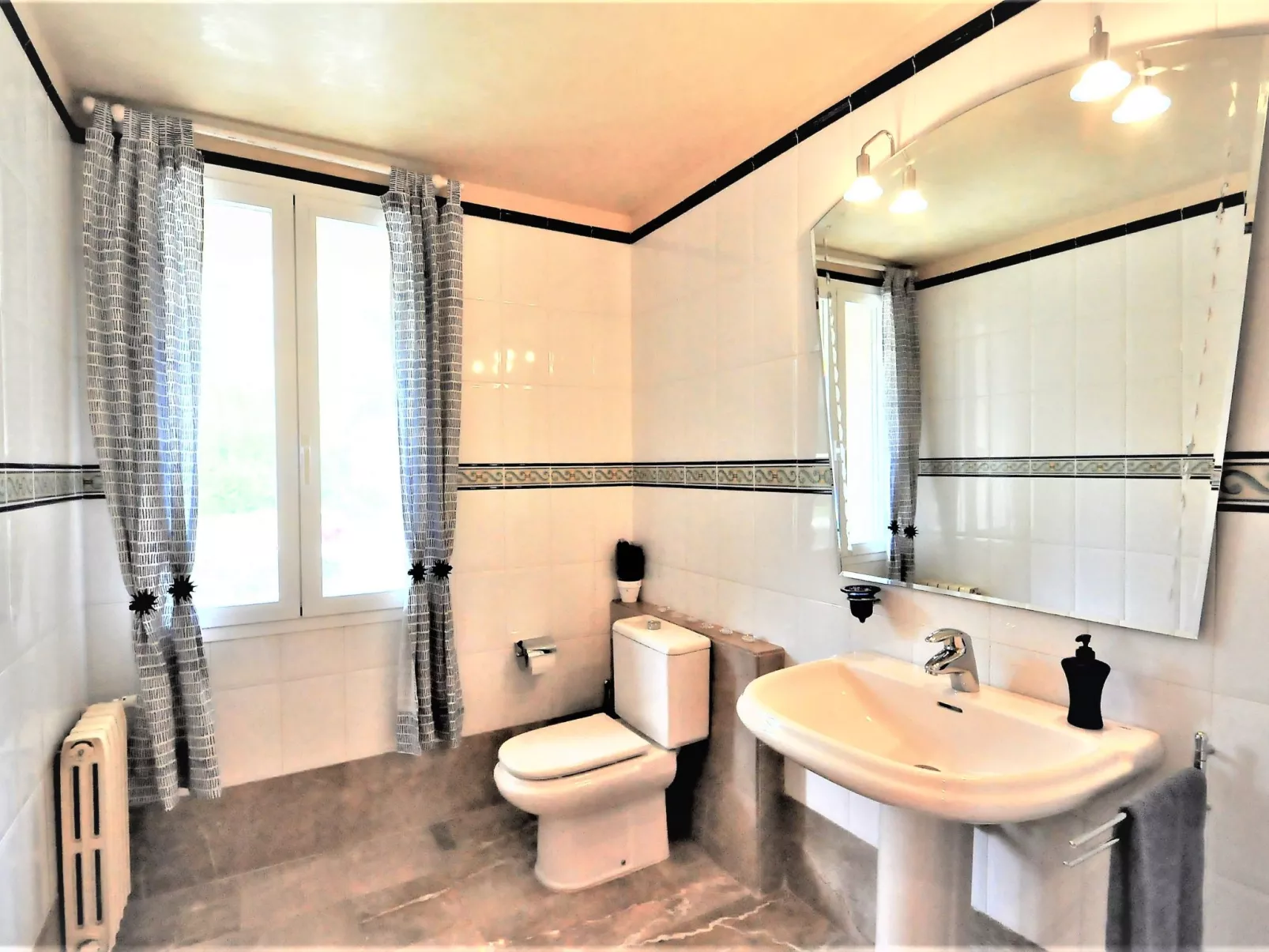 Villa con piscina y pista de tenis privada ideal para familias.  - WiFi Gratis - Buiten