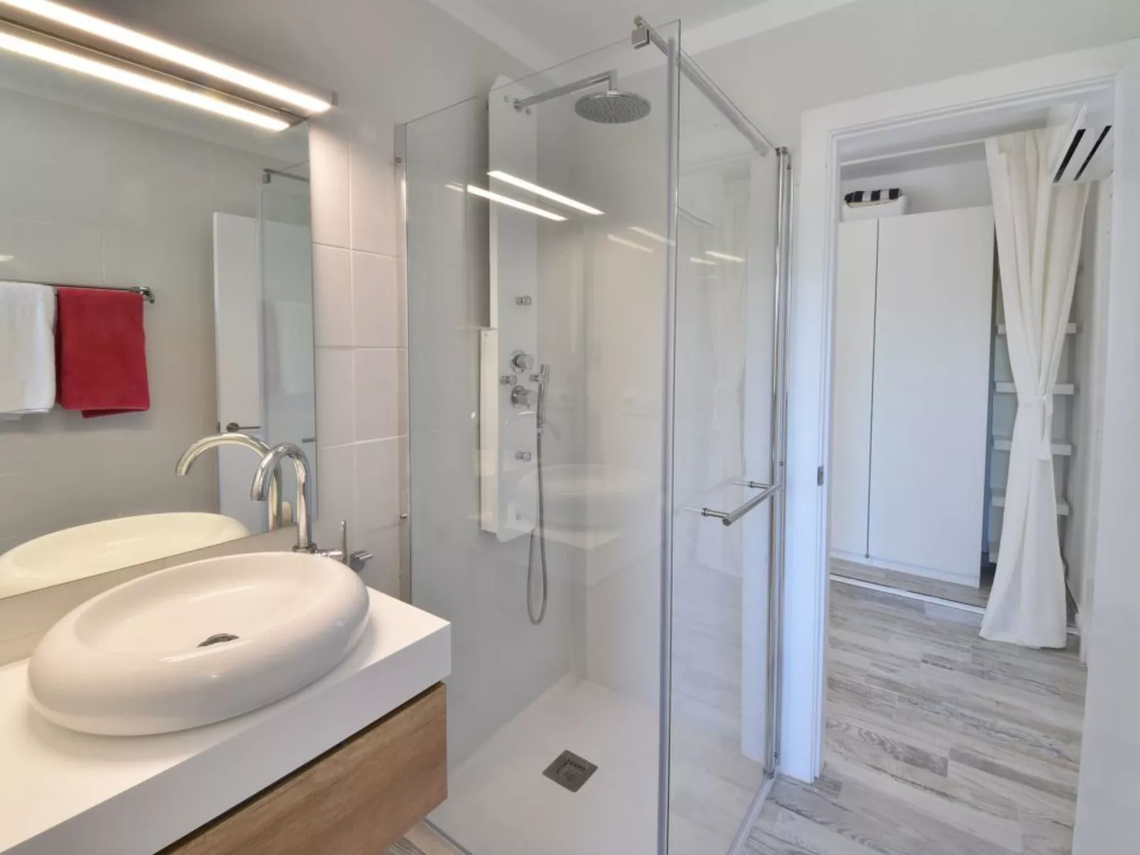 Modernes helles 3-Schlafzimmer Apartment mit Klimaanlage, 2017 komplett neu ren