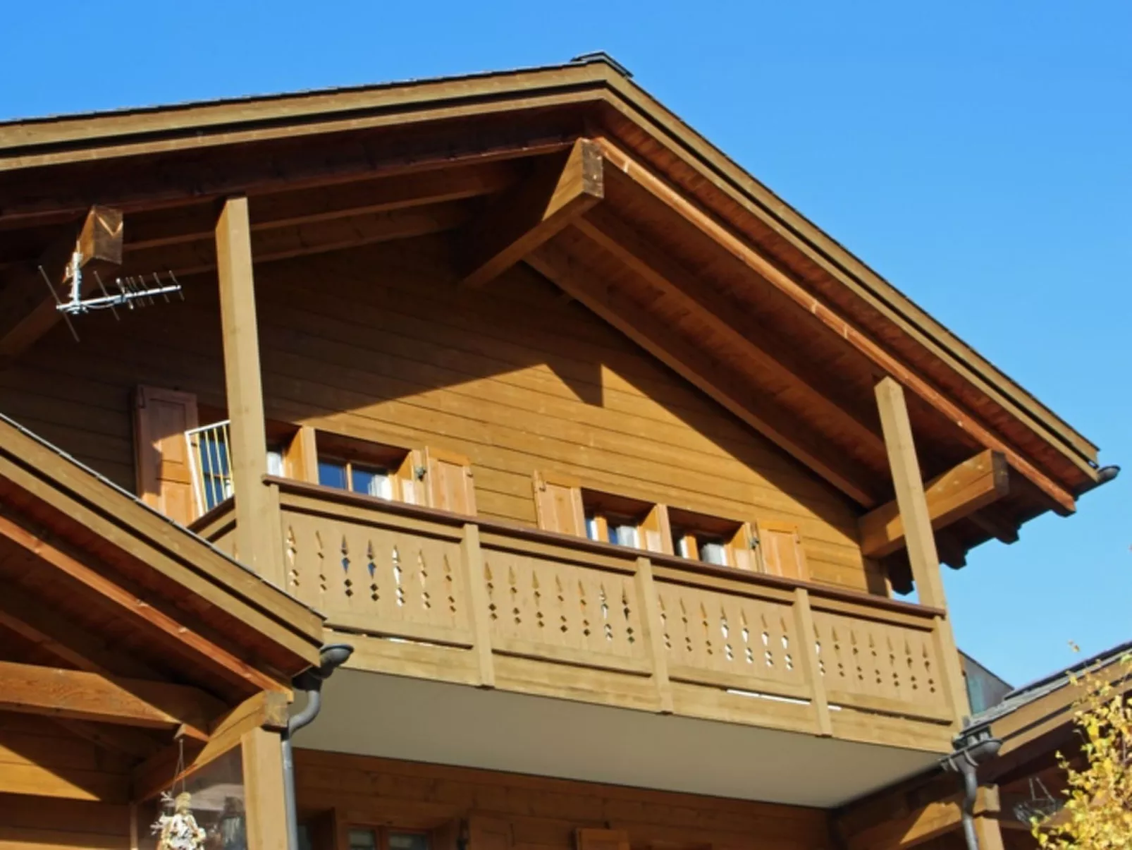 Plaun Pazzola mit Garage Bösch, (Sedrun/Rueras).