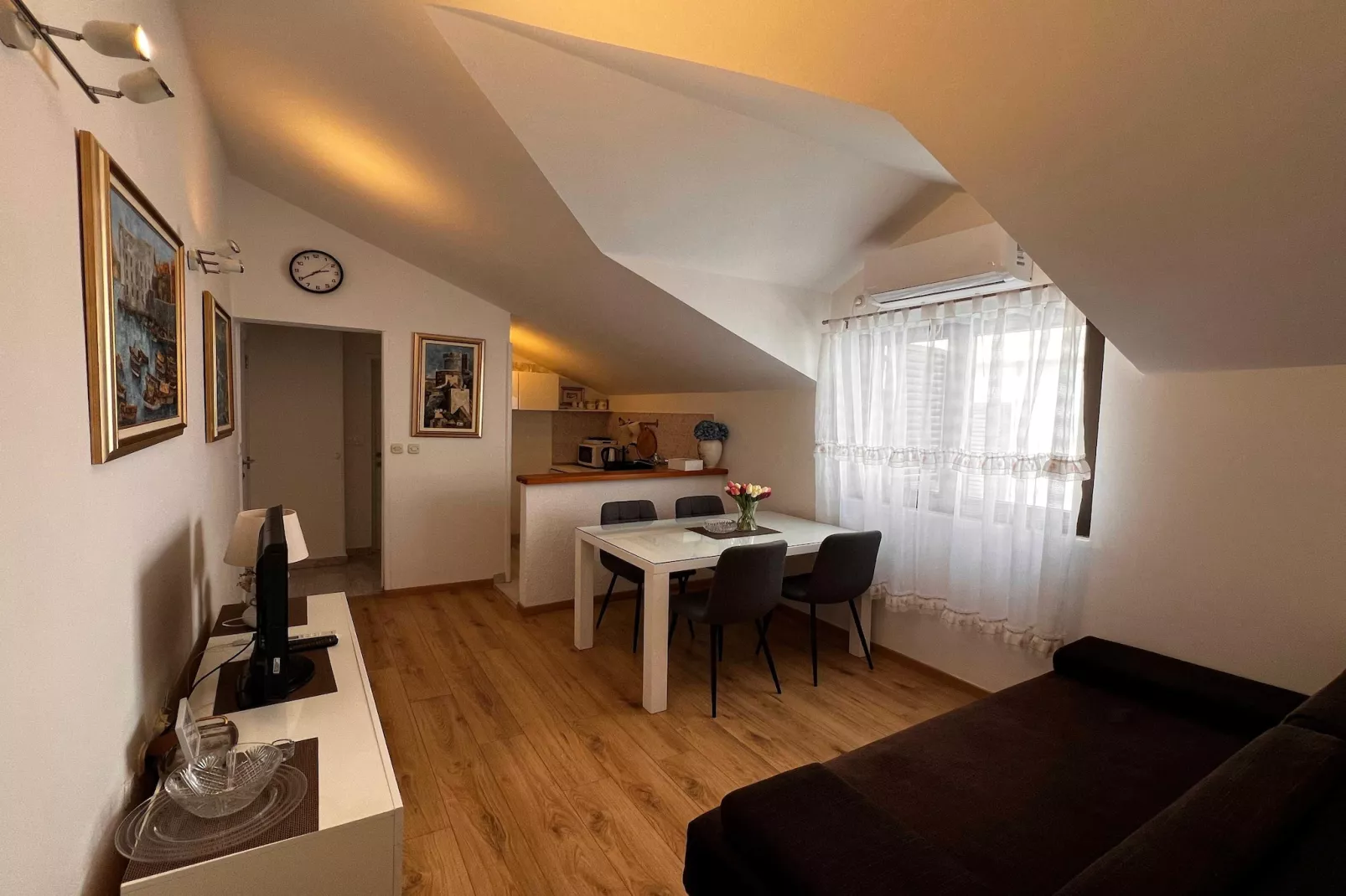 Guest House Kono - One-Bedroom Apartment with Patio and Sea View - Marka Gjaje Street - Woonkamer