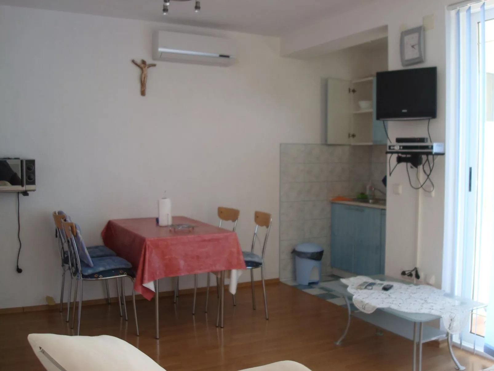In Zečevo Rogozničko mit Großem Balkon