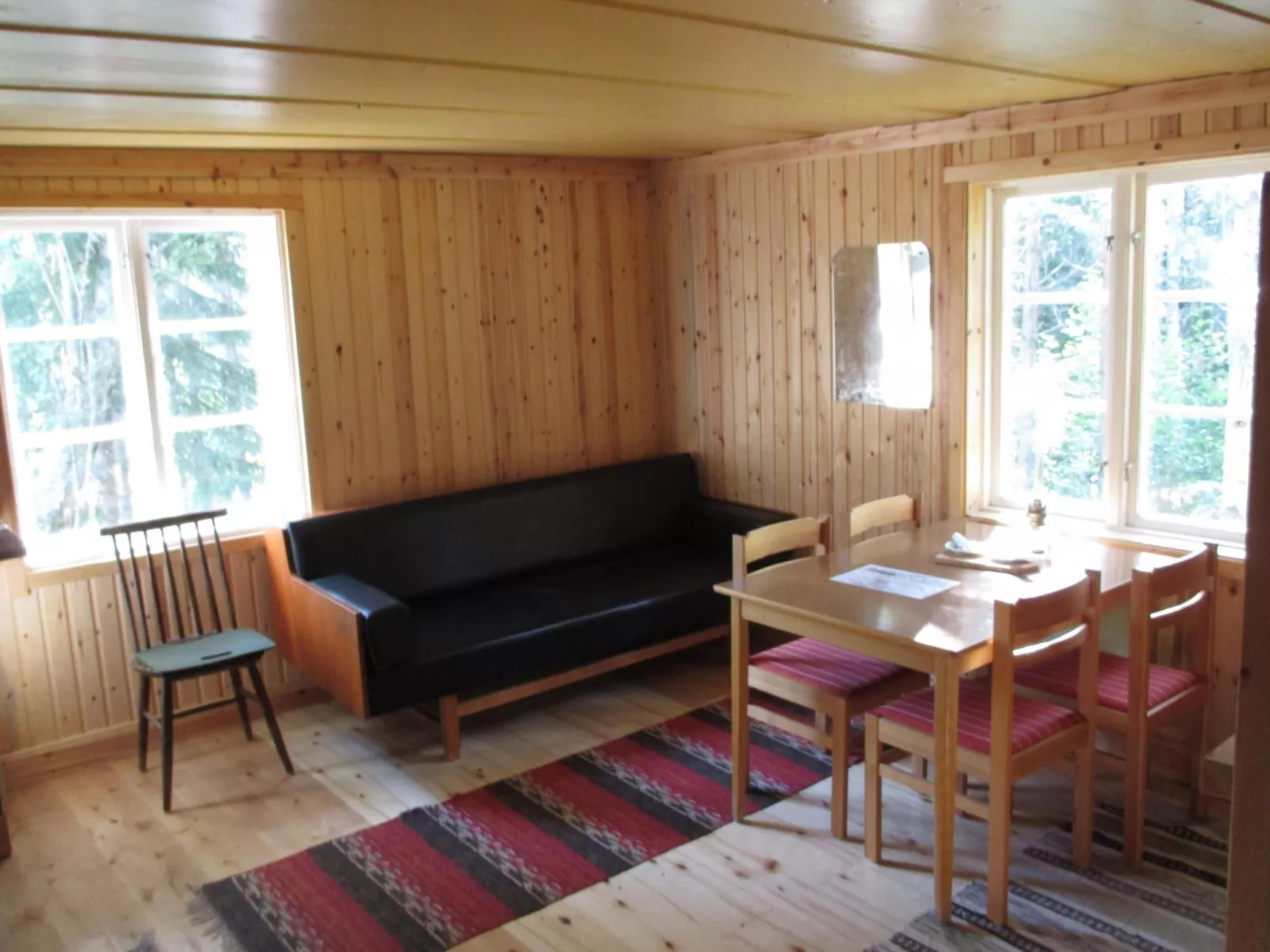 Einfache Holzhütte für das wahre Naturerlebnis am Stausee