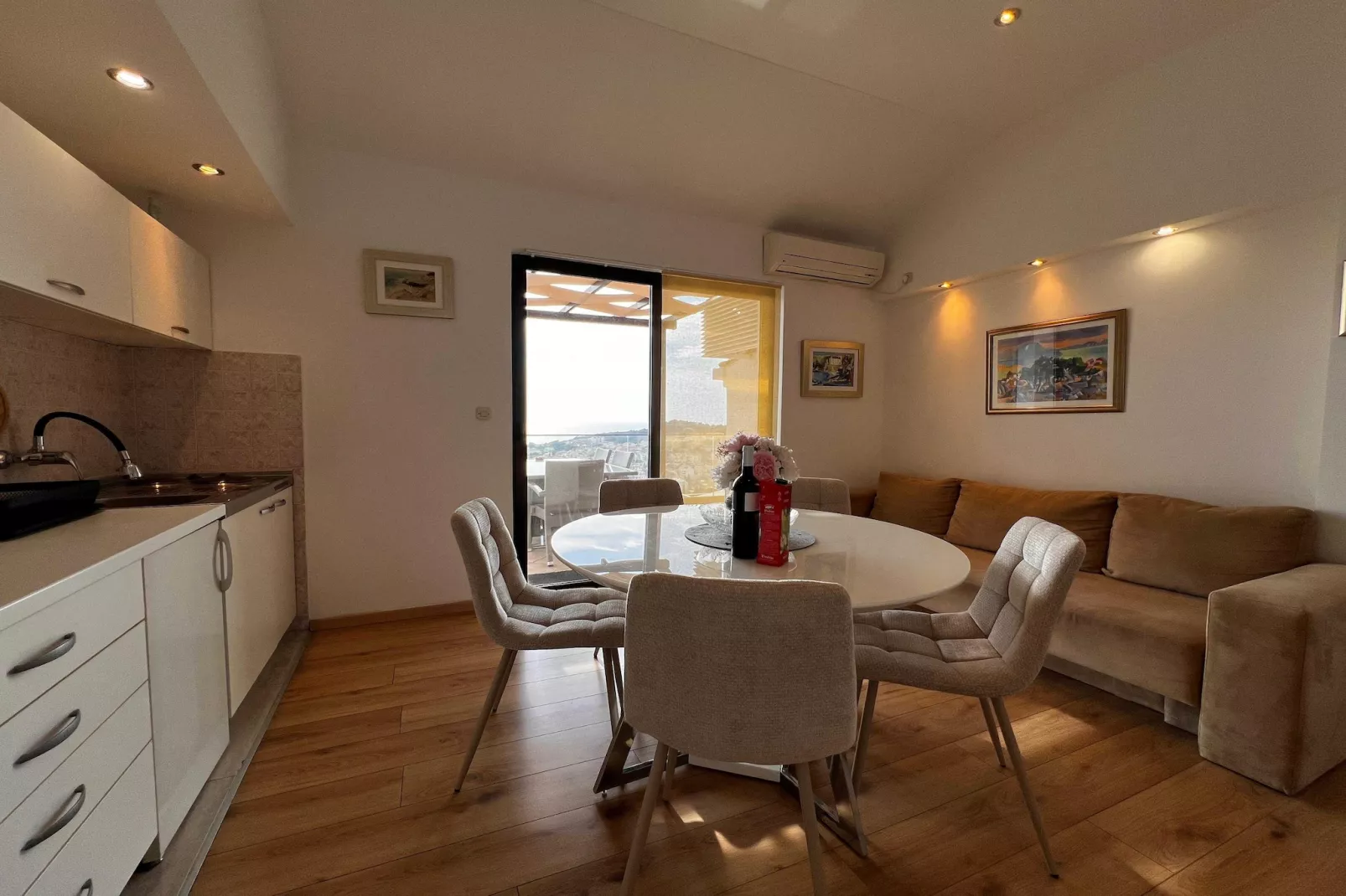 Guest House Kono - Two-Bedroom Apartment with Balcony and Sea View - Marka Gjaje Street - Eetkamer