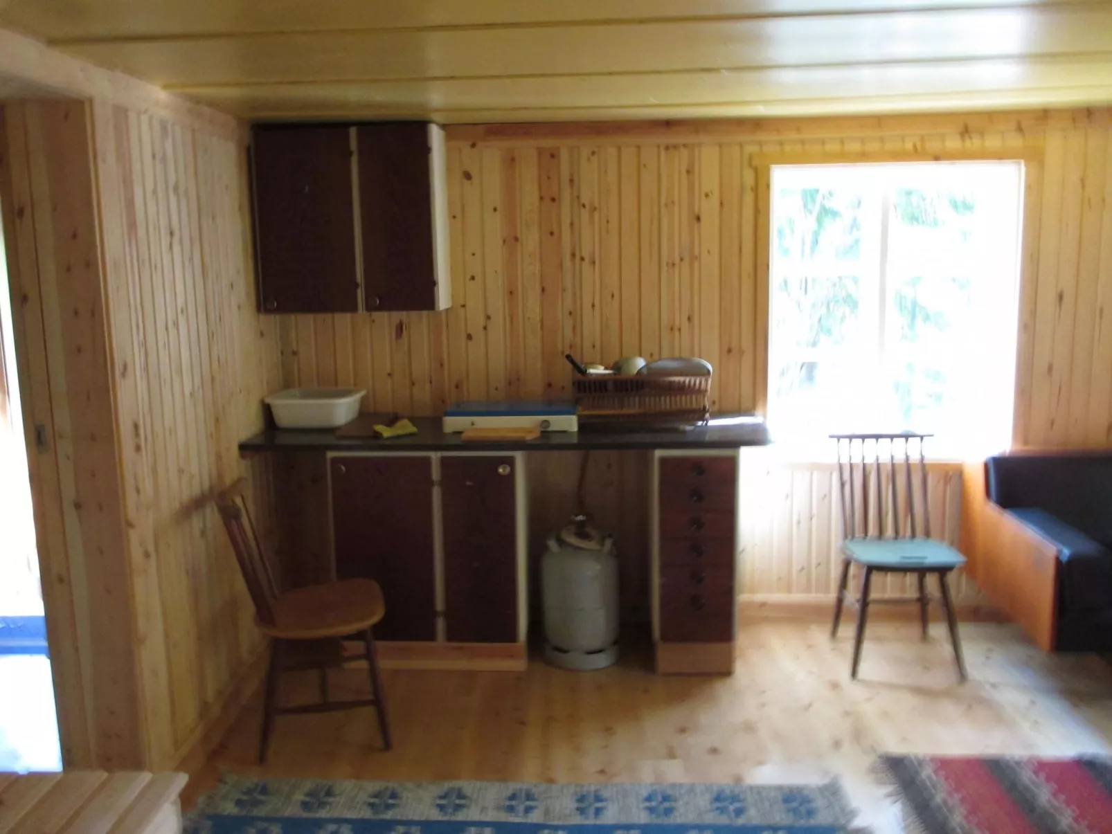Einfache Holzhütte für das wahre Naturerlebnis am Stausee